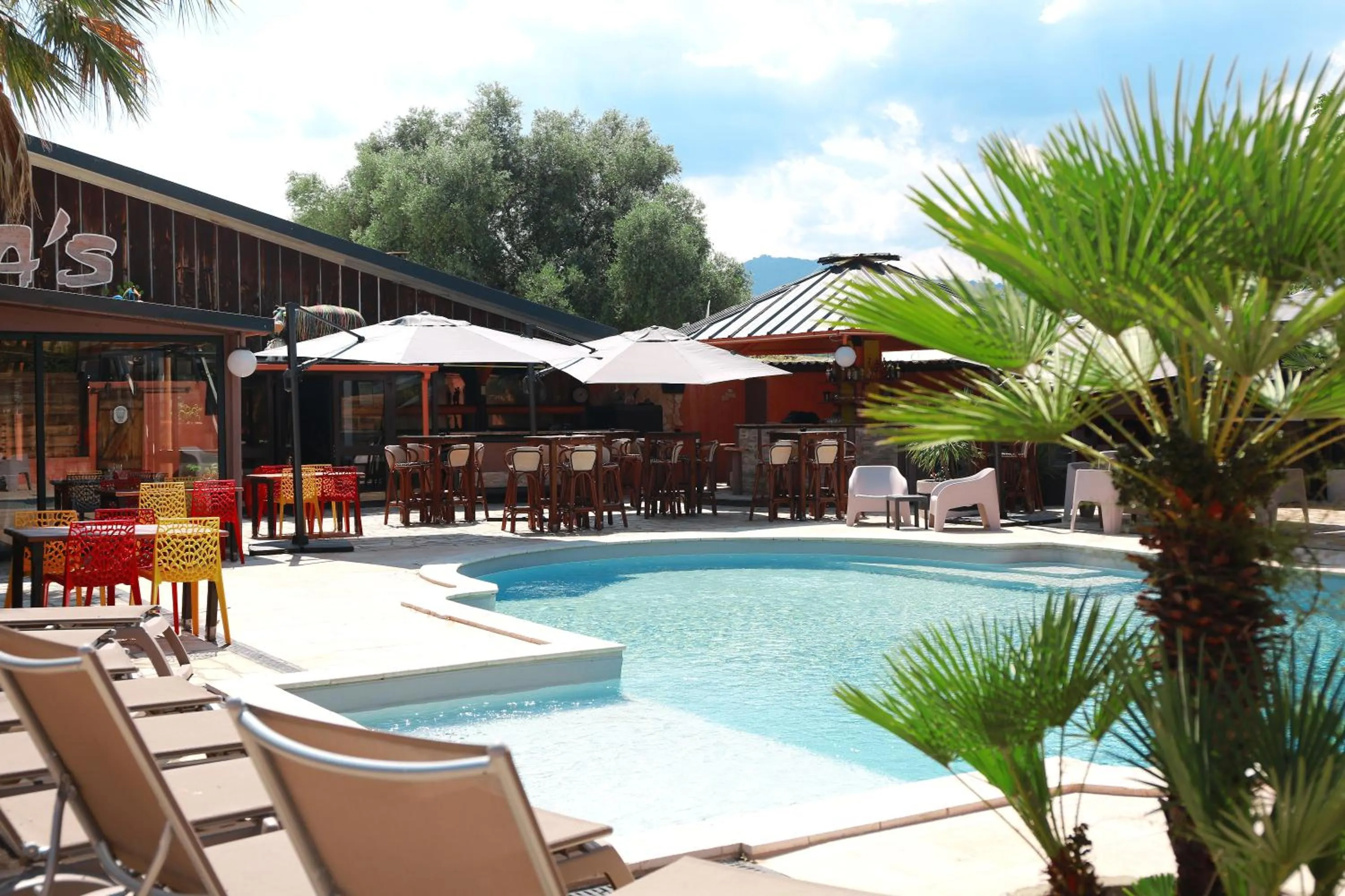 Restaurant/places to eat in Le Banana's Hotel