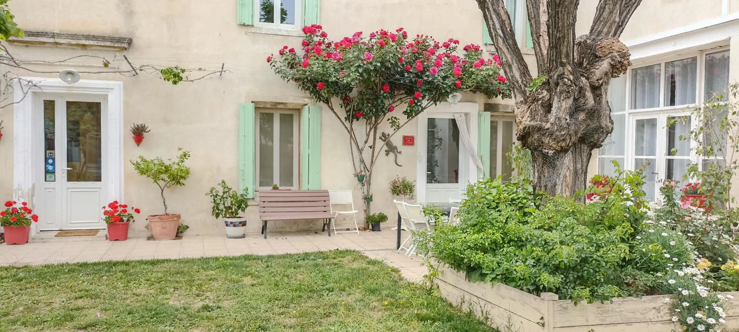 Facade/entrance in Lacanepière