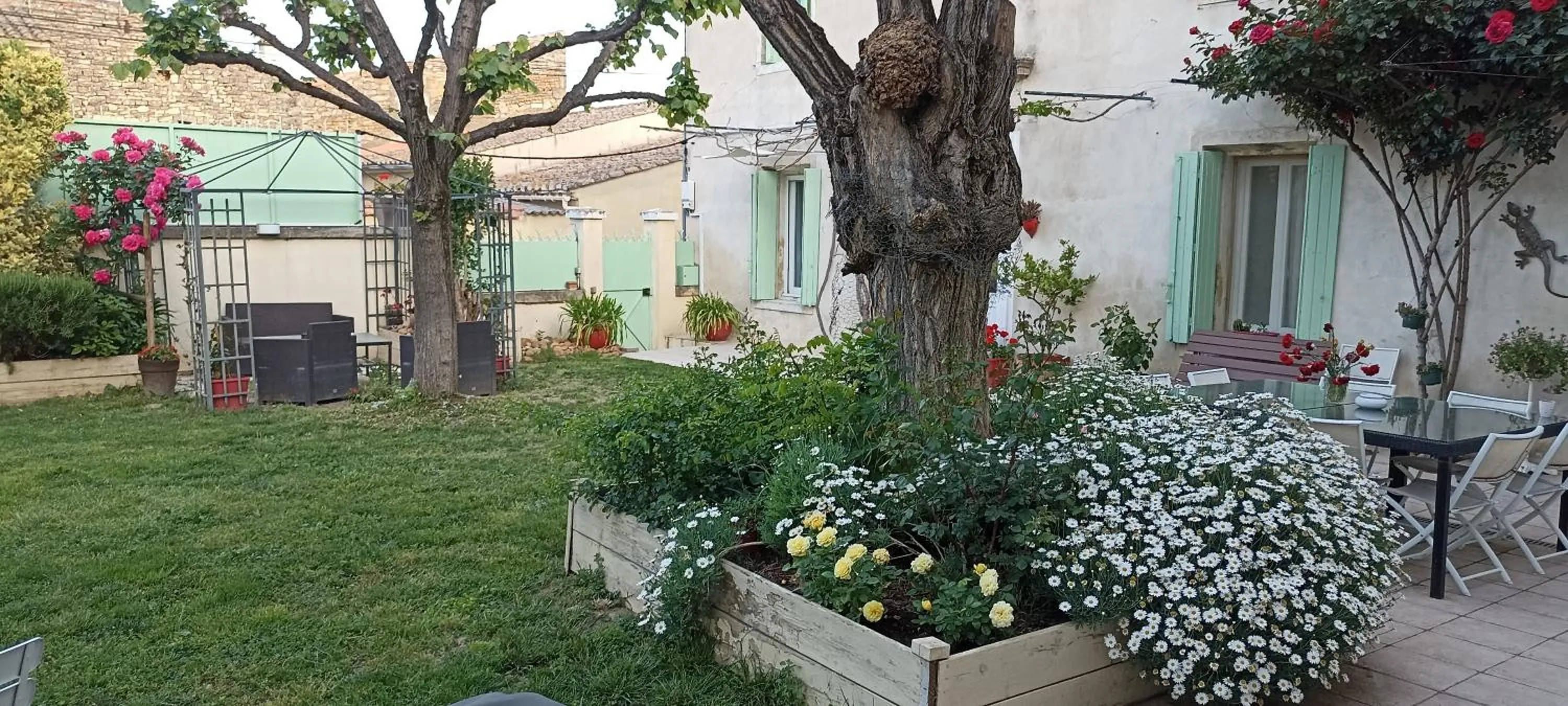 Facade/entrance in Lacanepière