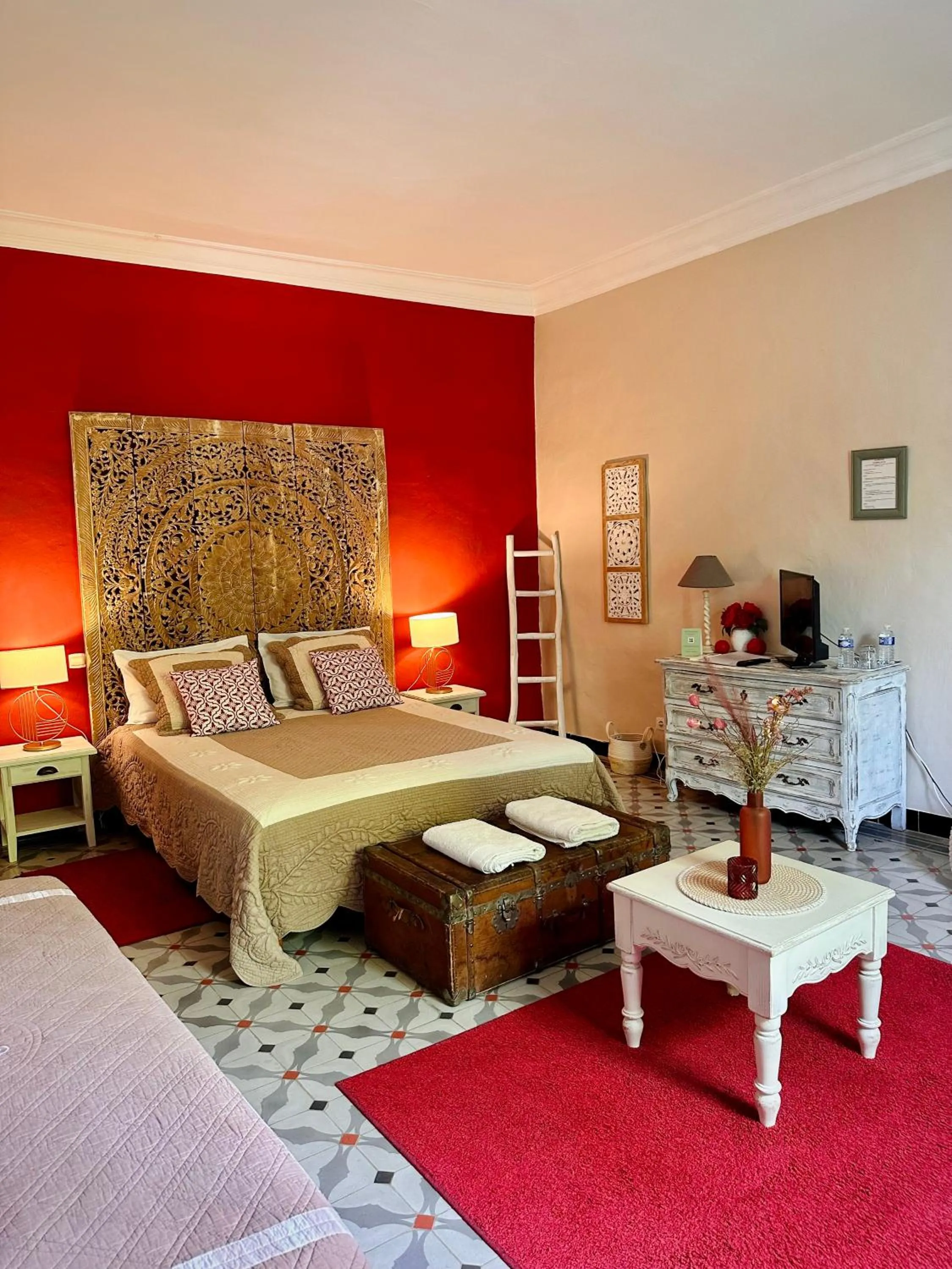 Photo of the whole room, Bed in Lacanepière