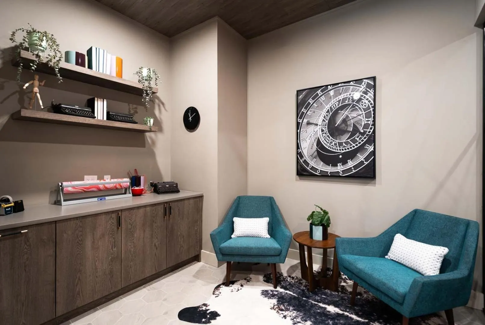 Communal lounge/ TV room in Luxury Furnished Apartments by Hyatus Downtown at Yale