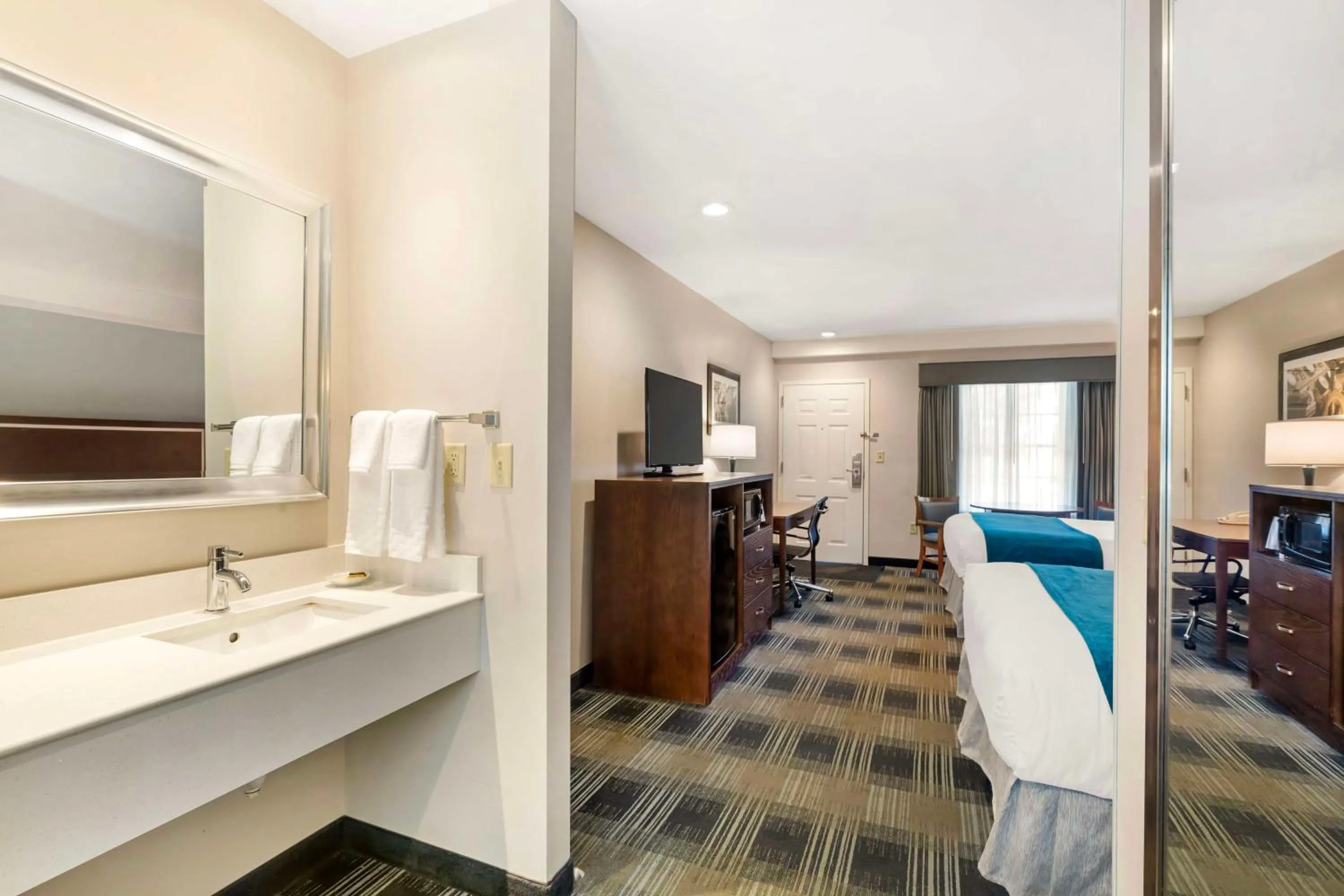 Bedroom, Bed in Best Western Plus Cold Spring