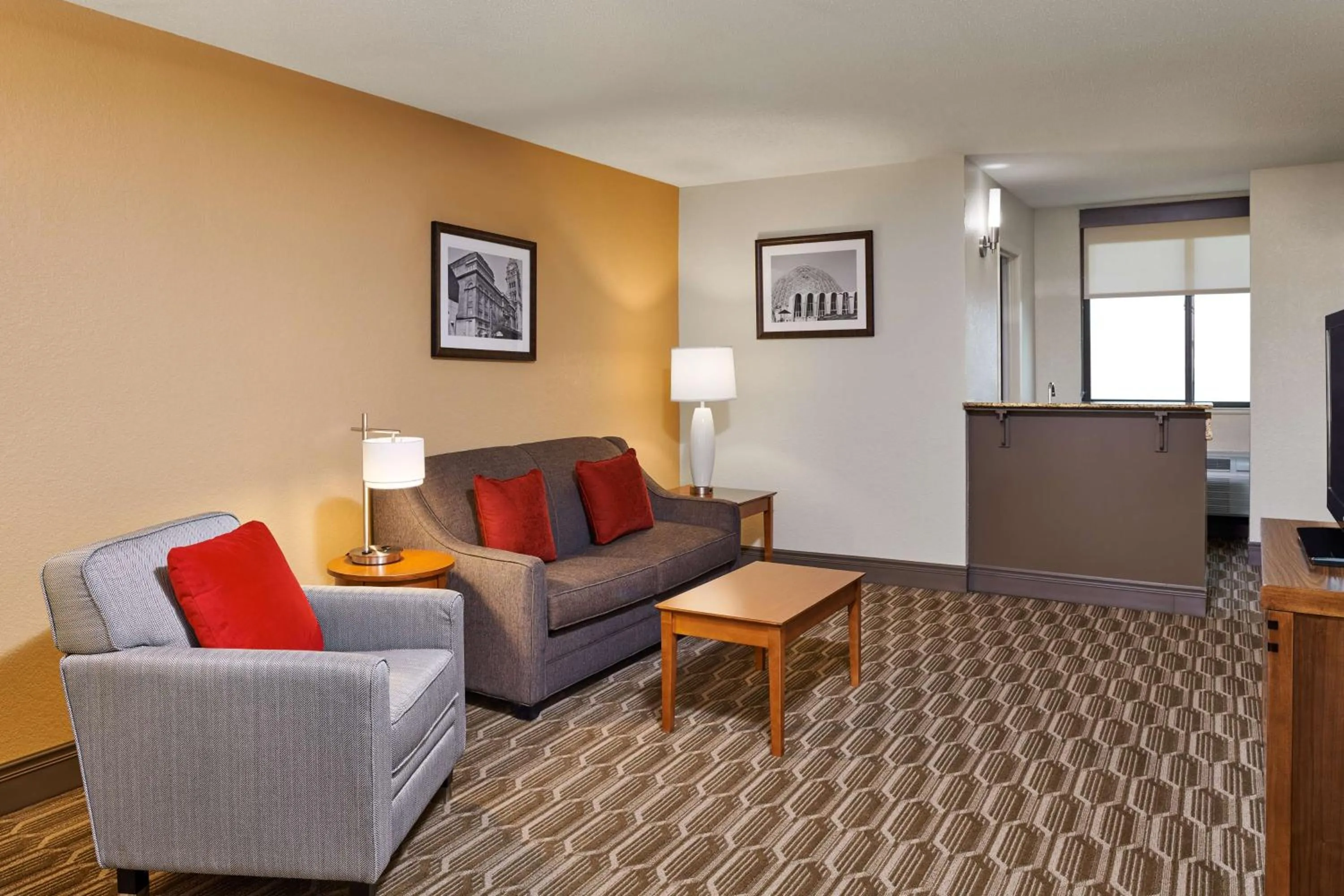 Living room in Best Western Plus Milwaukee Airport Hotel & Conference Center