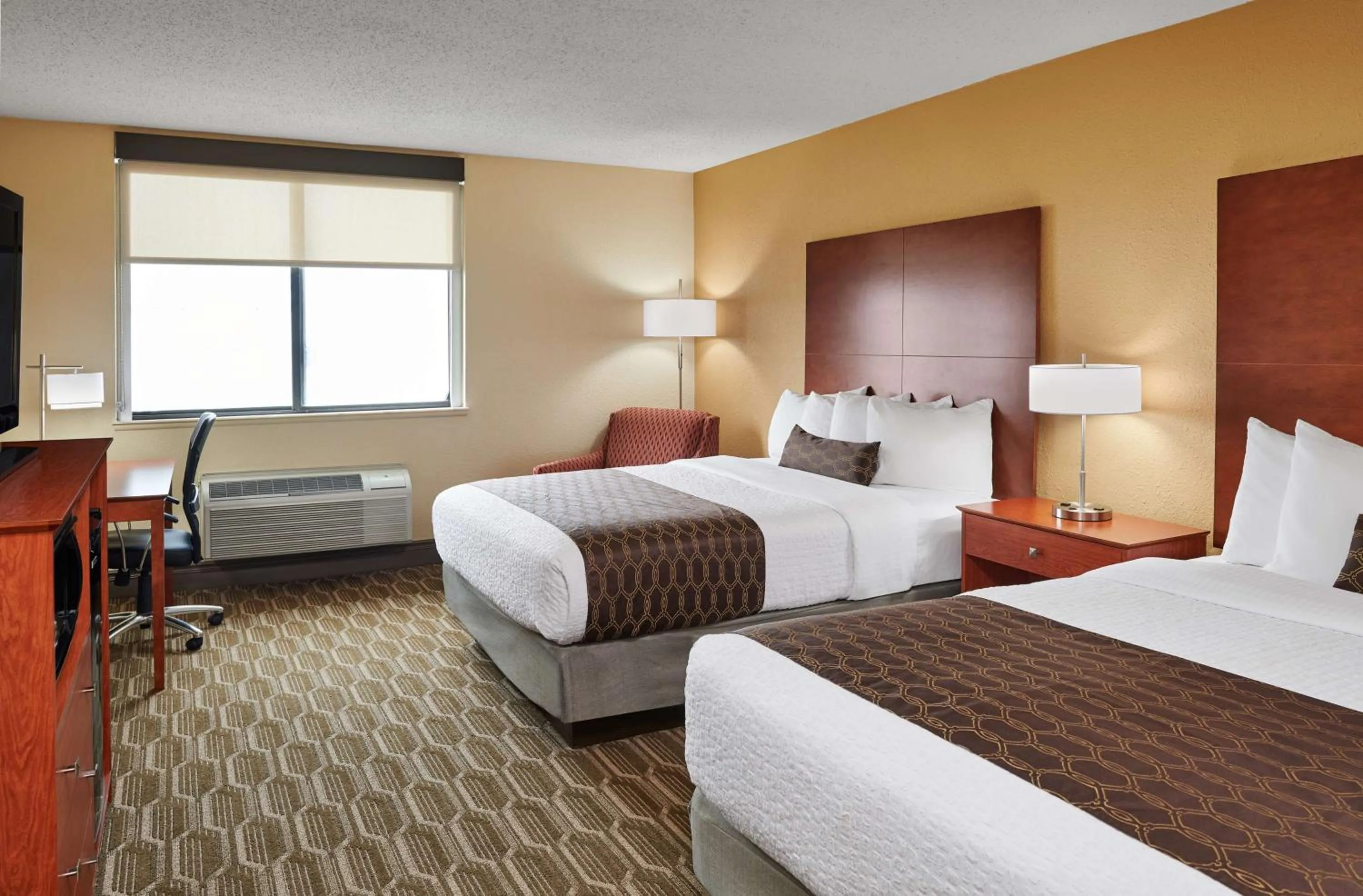Photo of the whole room, Bed in Best Western Plus Milwaukee Airport Hotel & Conference Center