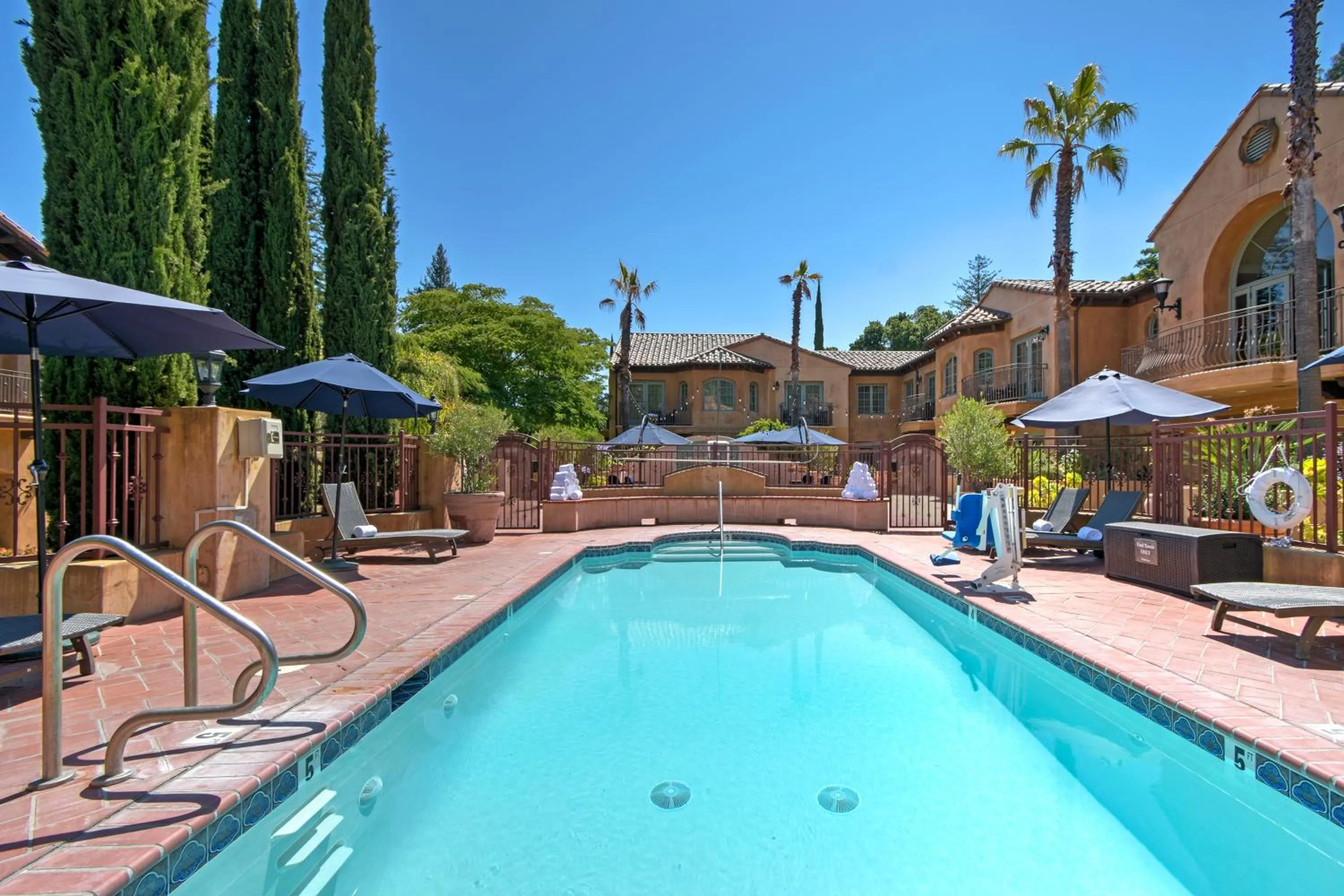 Swimming pool in Hotel Los Gatos