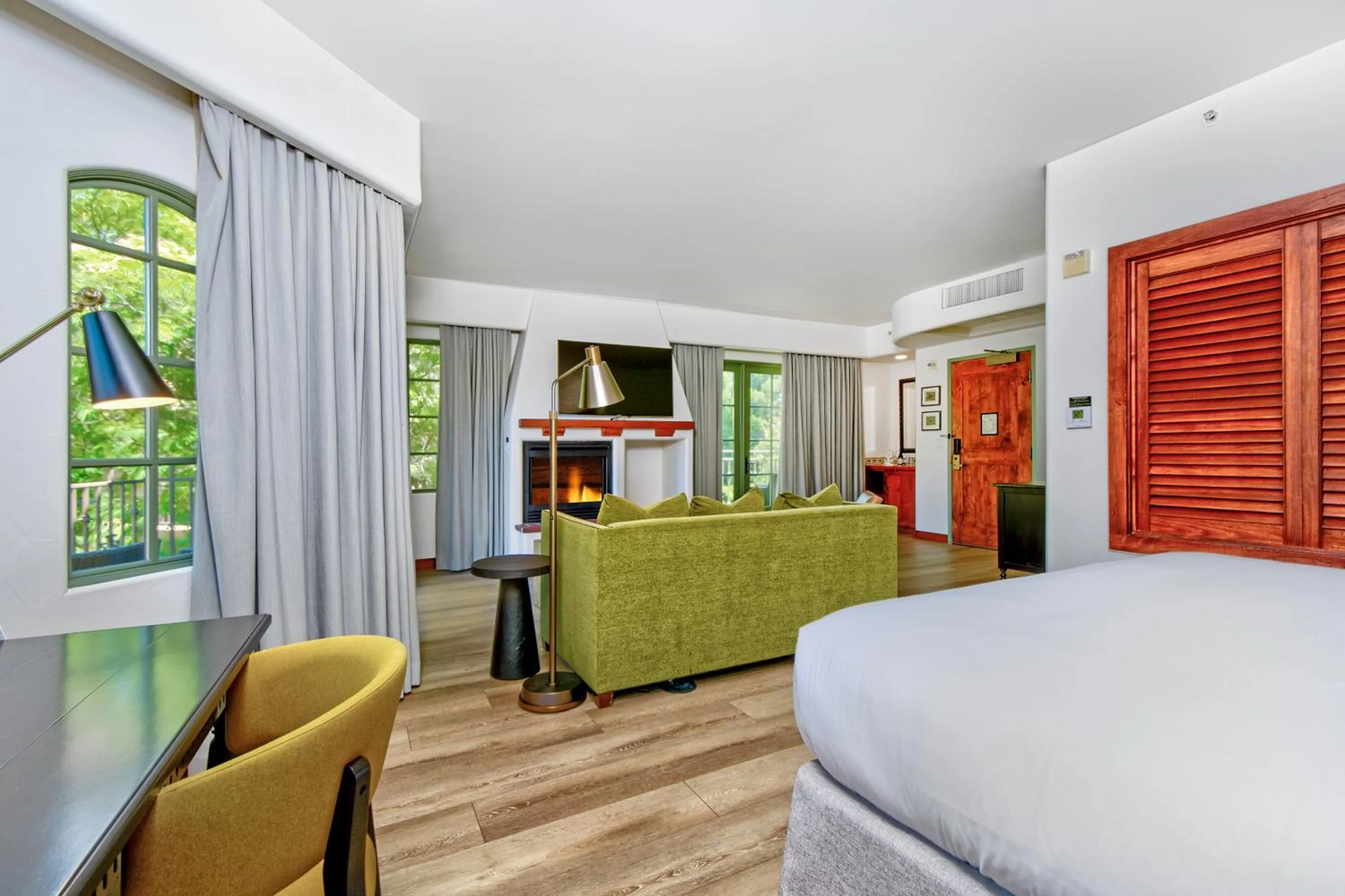 Seating area, Bed in Hotel Los Gatos