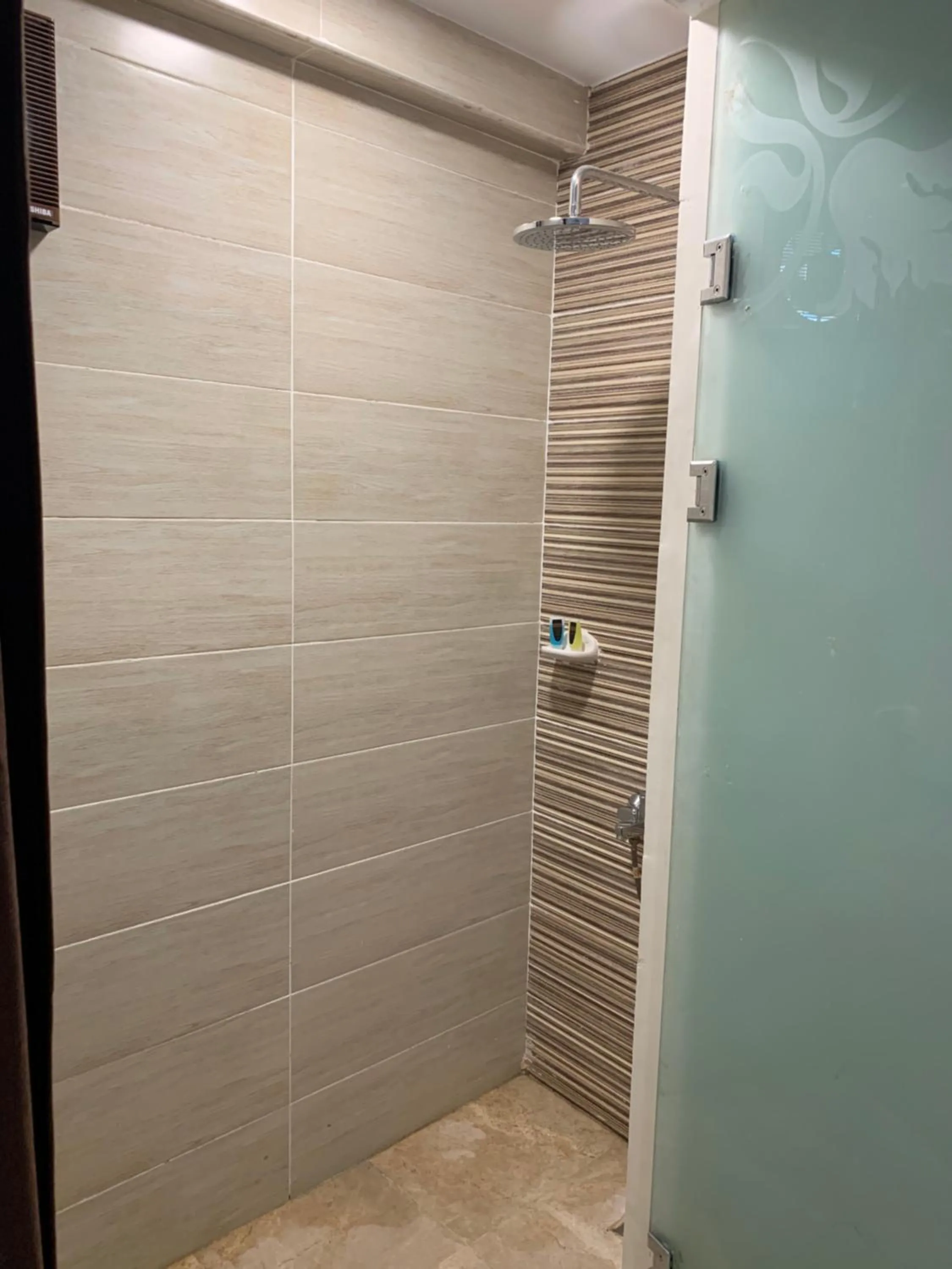 Shower in Draz pyramids view Bed & breakfast