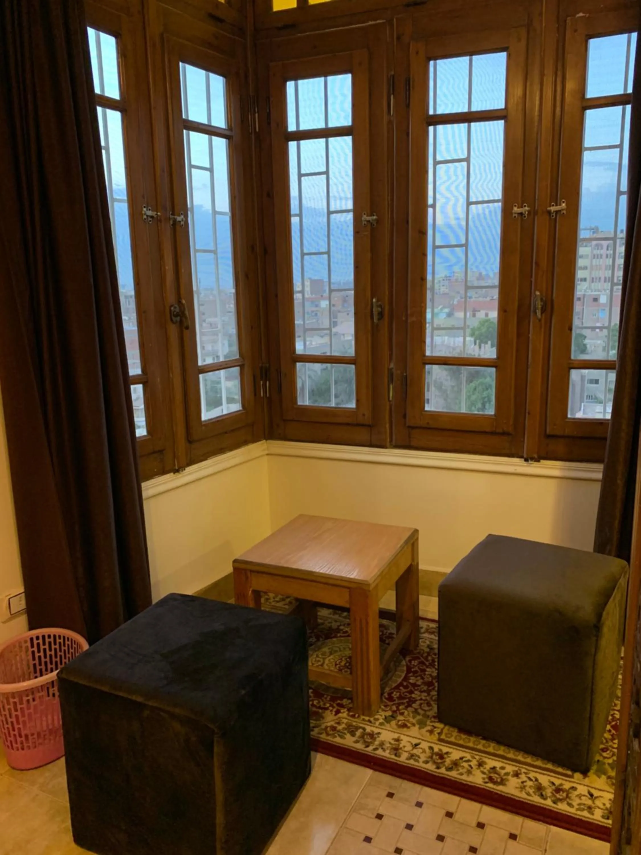 Living room in Draz pyramids view Bed & breakfast