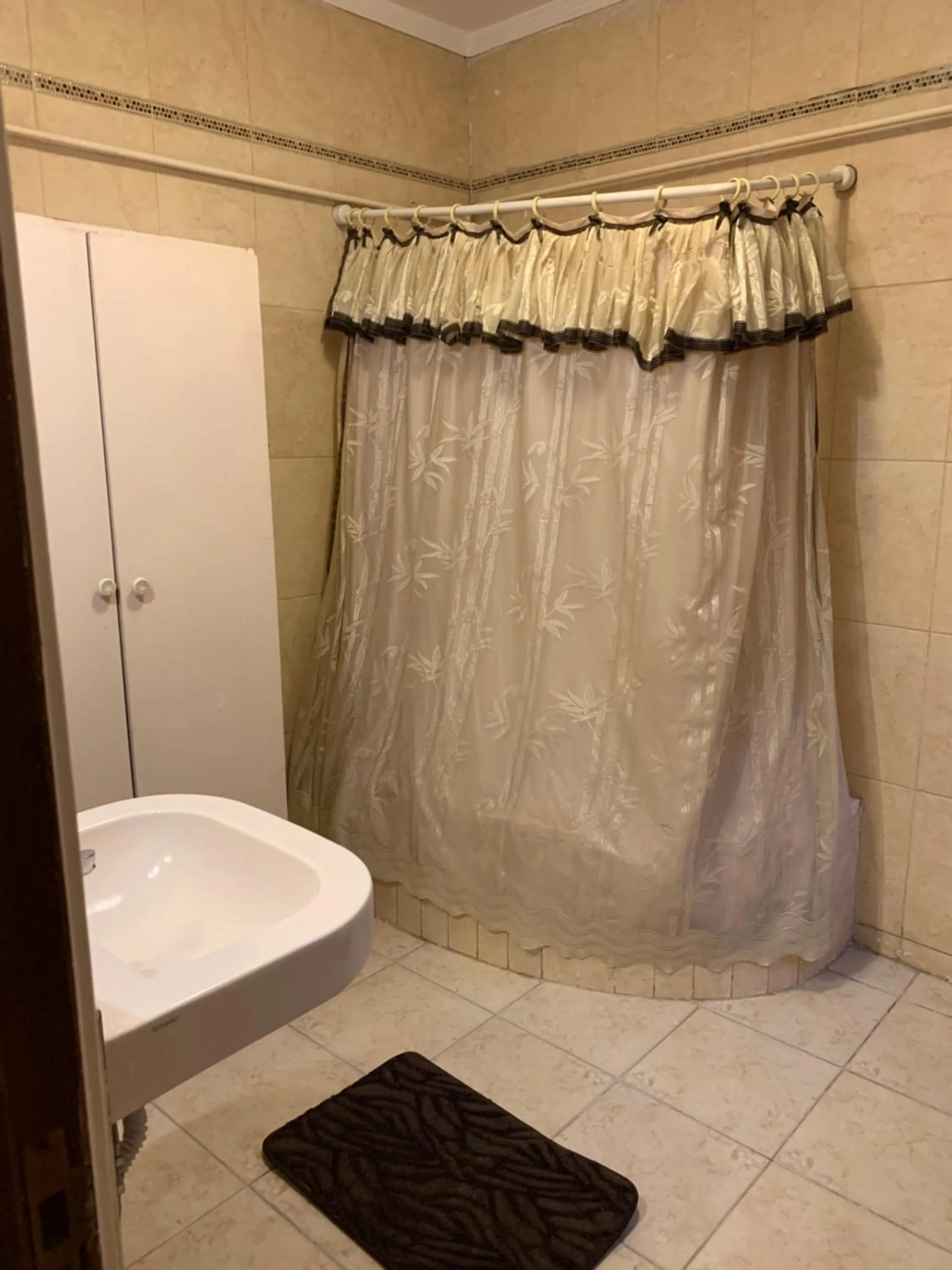 Shower in Draz pyramids view Bed & breakfast