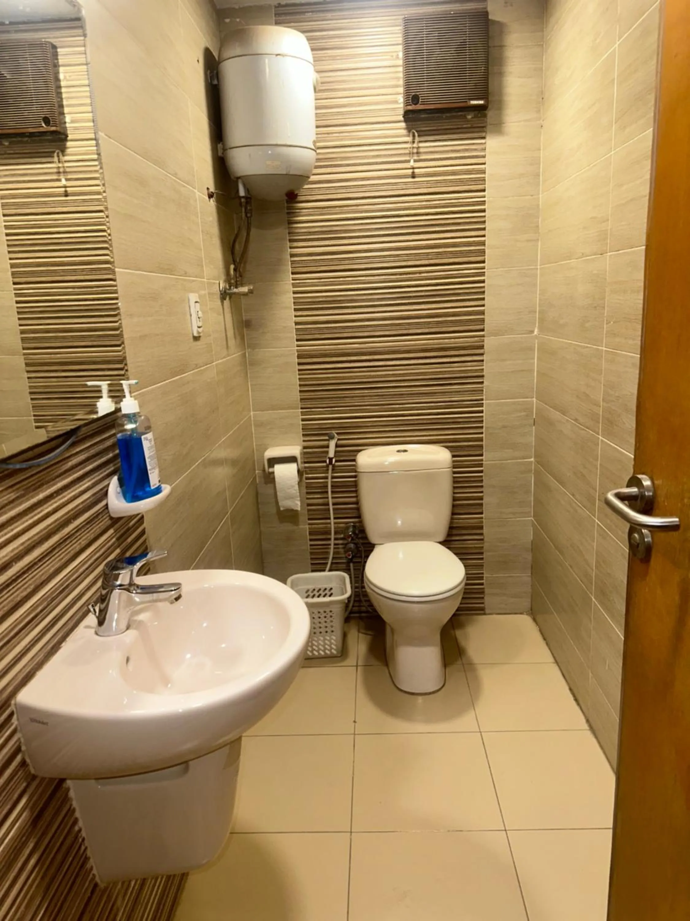 Toilet in Draz pyramids view Bed & breakfast