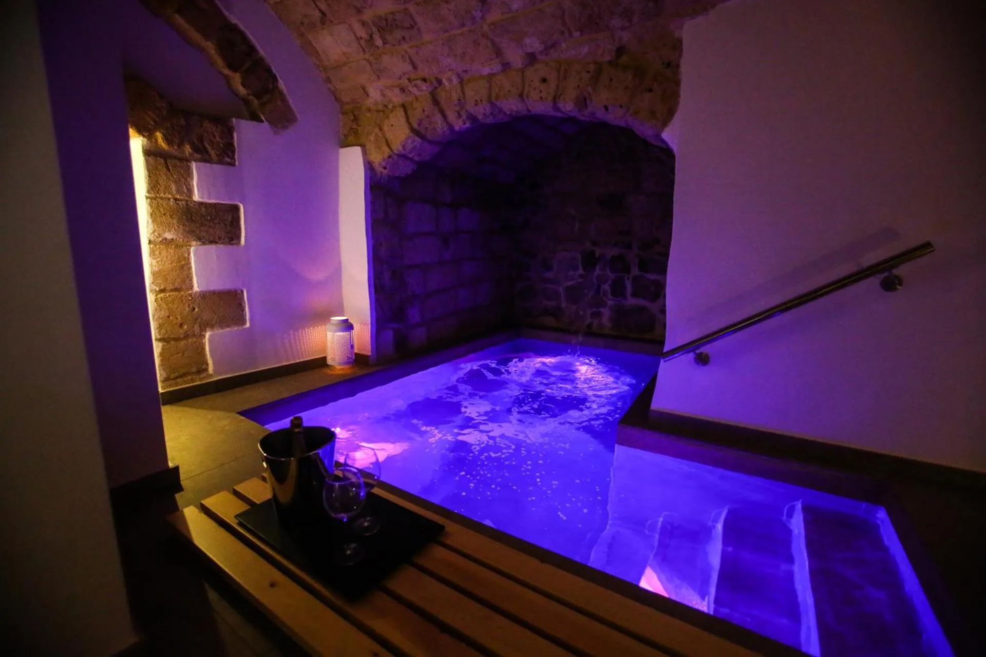 Hot Tub in Luna Federiciana Luxury Room & Spa