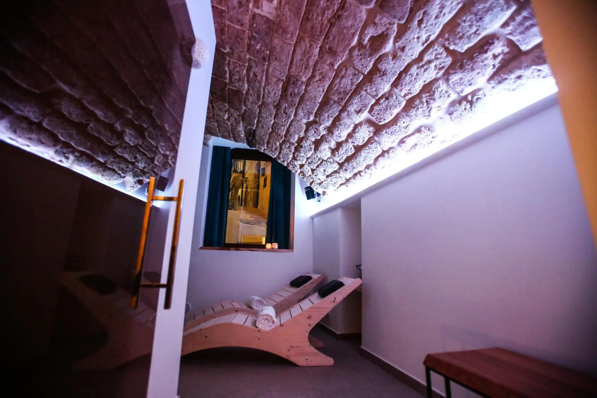 Hot Tub, Bed in Luna Federiciana Luxury Room & Spa