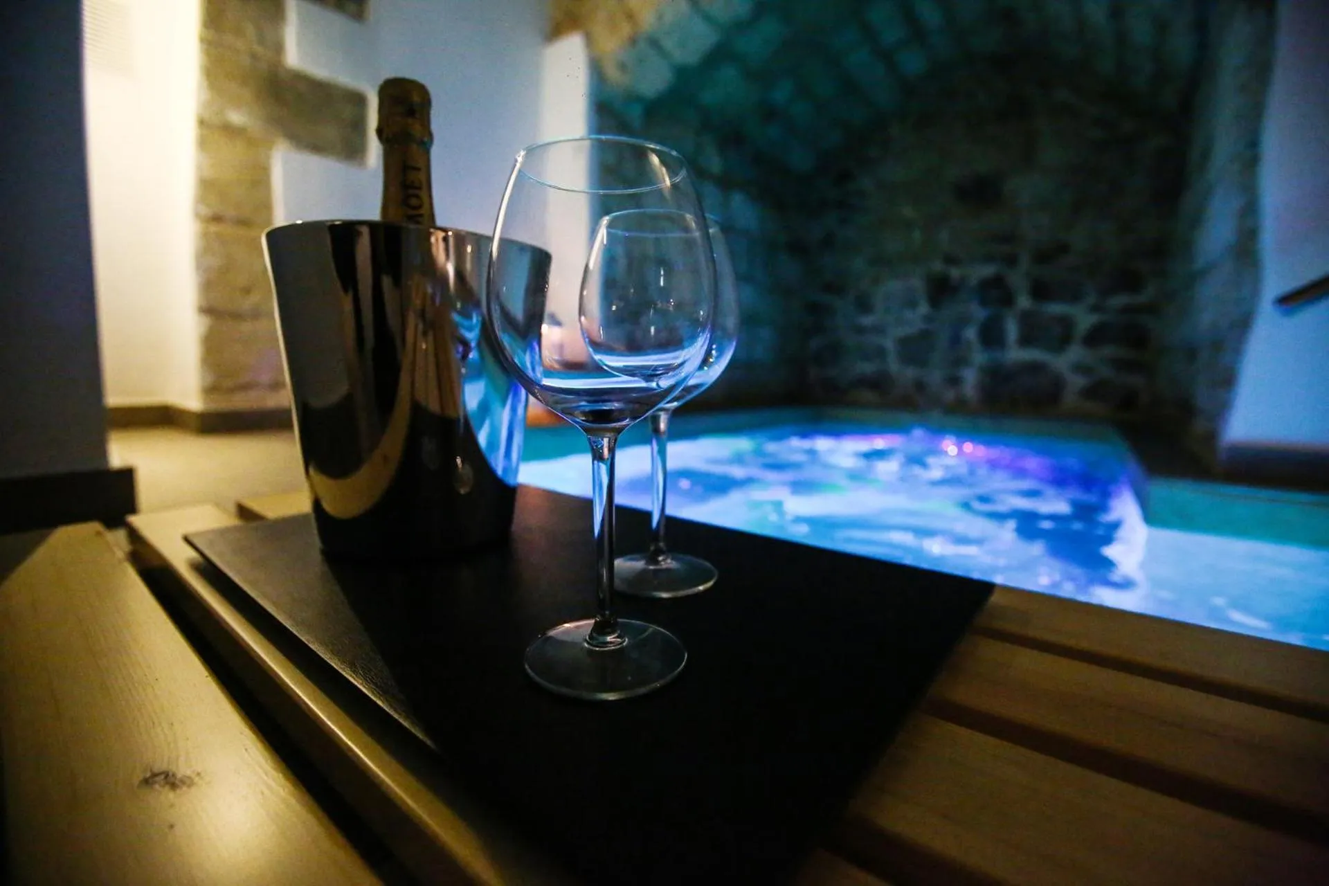 Hot Tub in Luna Federiciana Luxury Room & Spa