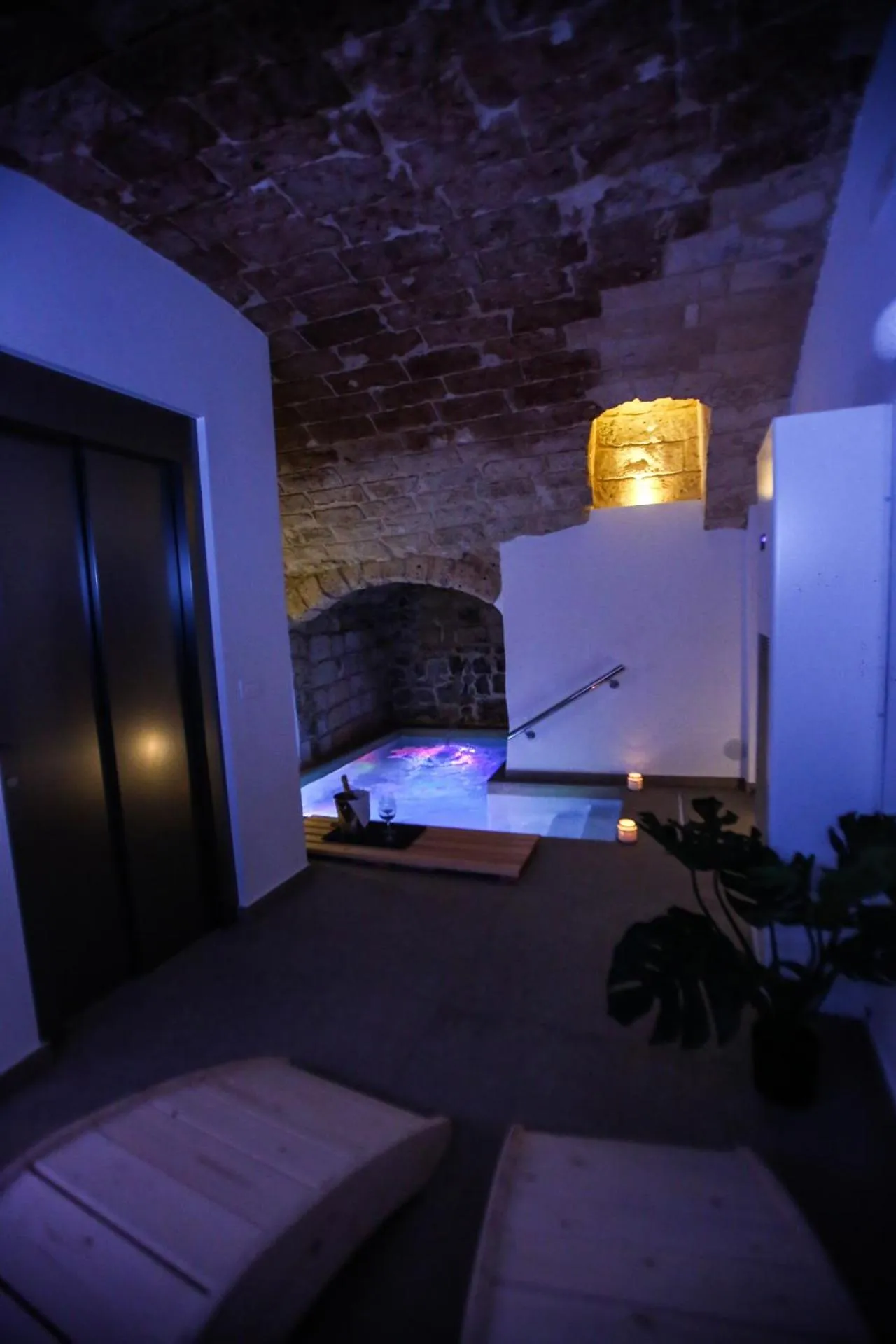 Hot Tub in Luna Federiciana Luxury Room & Spa