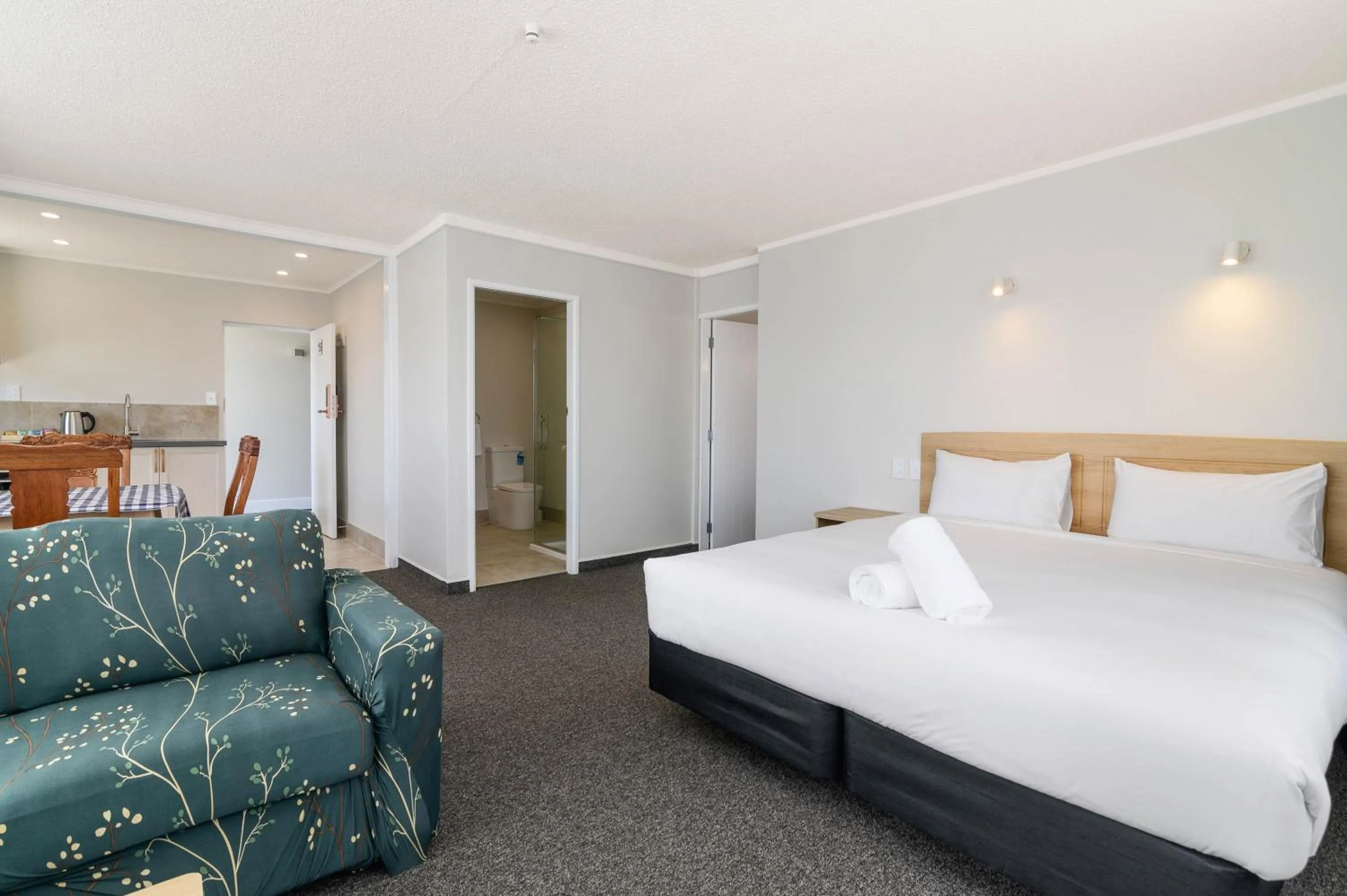 Living room, Bed in Thermal Oak Motel