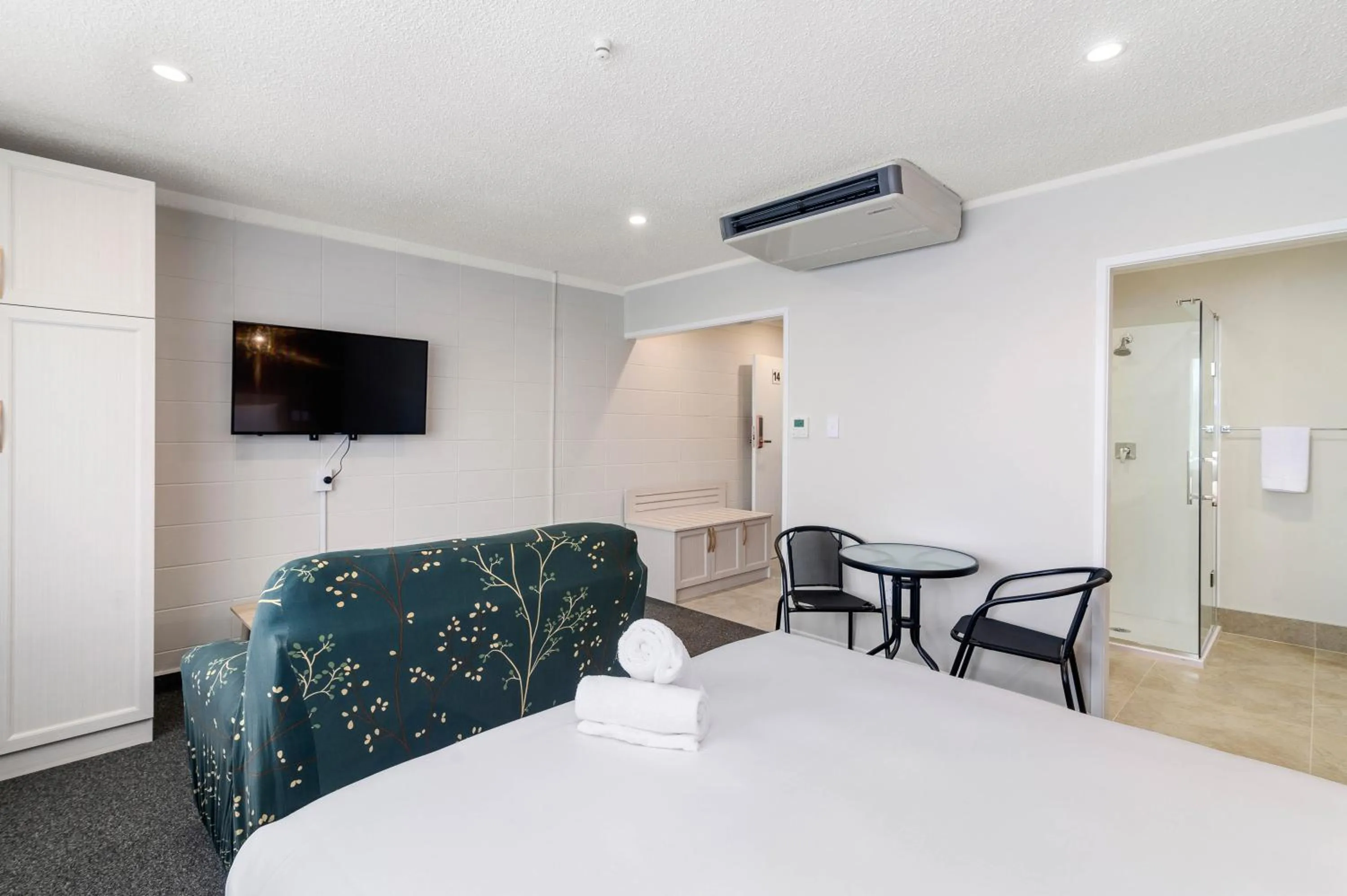 Photo of the whole room, Bed in Thermal Oak Motel