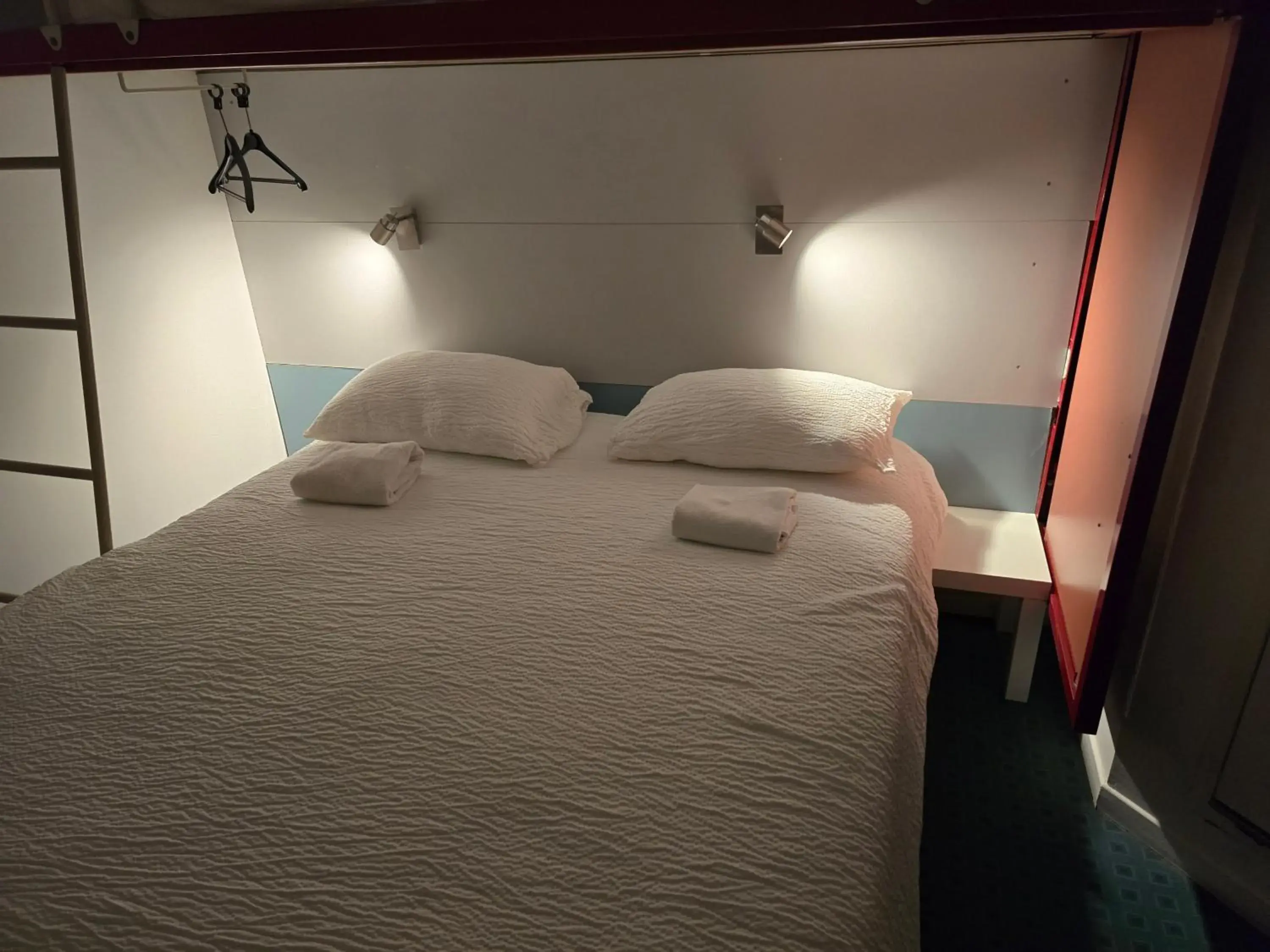 Triple Room (2 single bed + 1 Bunk Bed) in Brit Hotel Essentiel Poitiers Gare du Futuroscope Triple Room (2 single bed + 1 Bunk Bed) in Brit Hotel Essentiel Poitiers Gare du Futuroscope