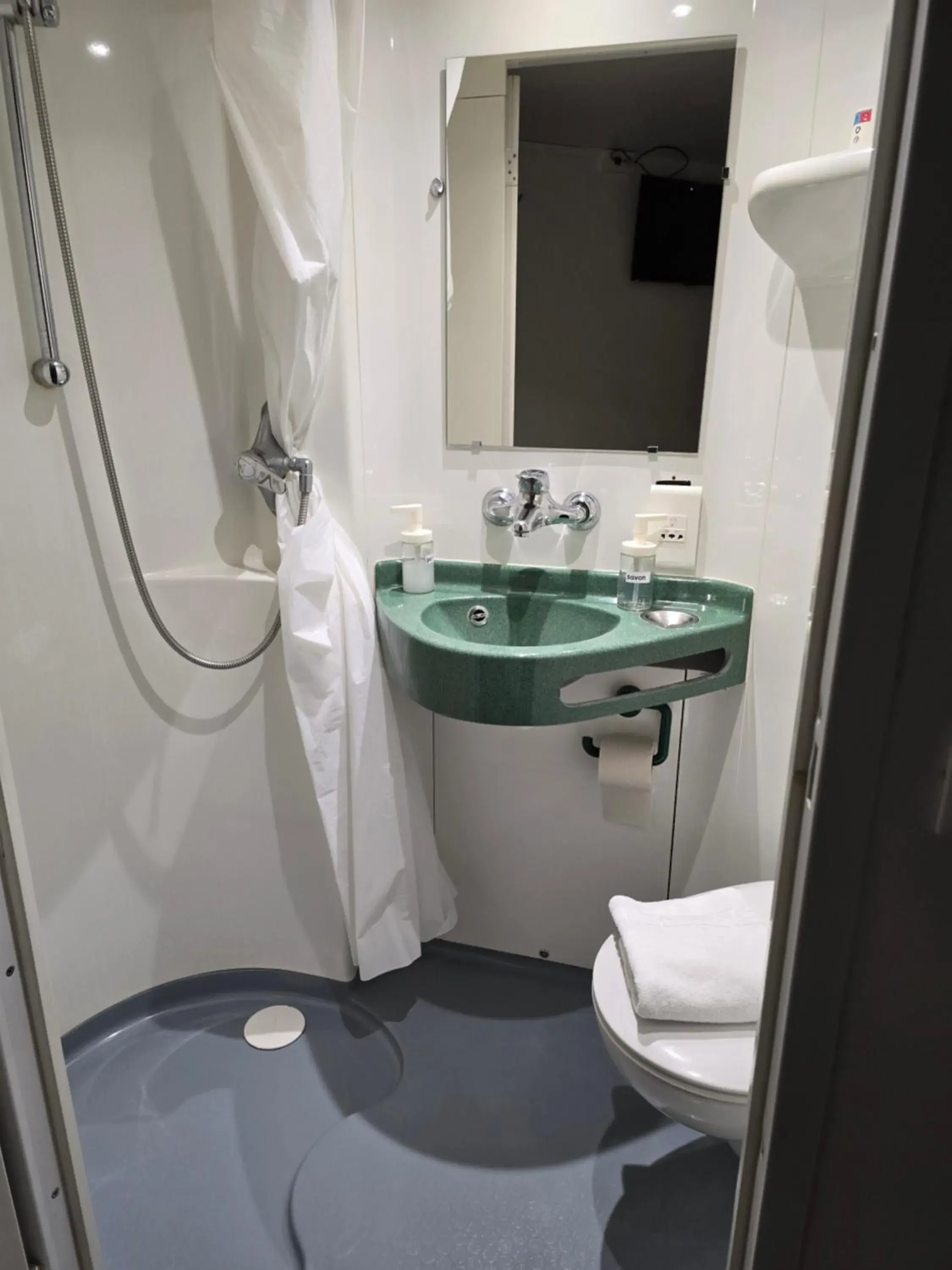Twin Room in Brit Hotel Essentiel Poitiers Gare du Futuroscope Twin Room in Brit Hotel Essentiel Poitiers Gare du Futuroscope