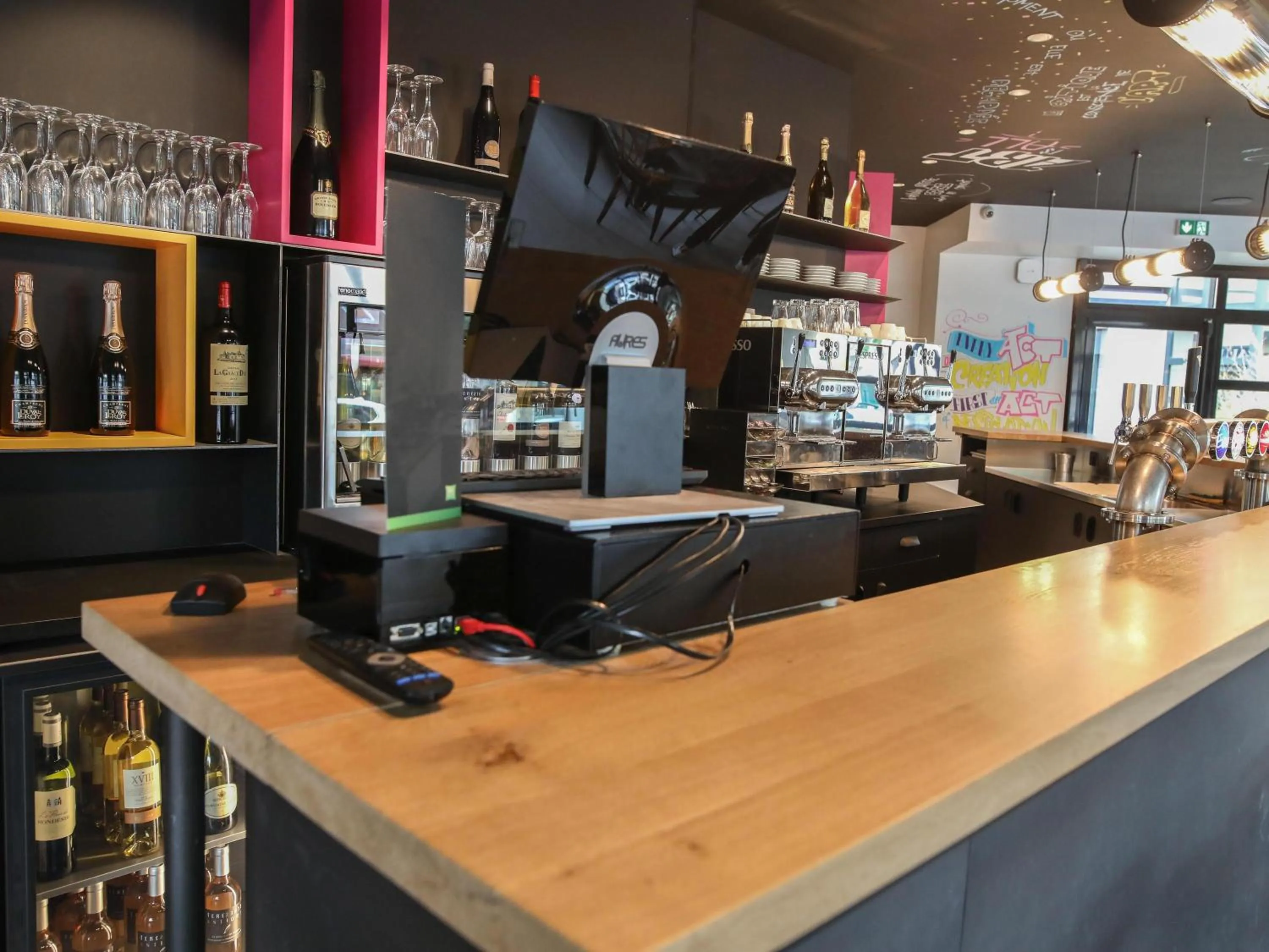 Lounge or bar in Ibis Styles Clermont-Ferrand République