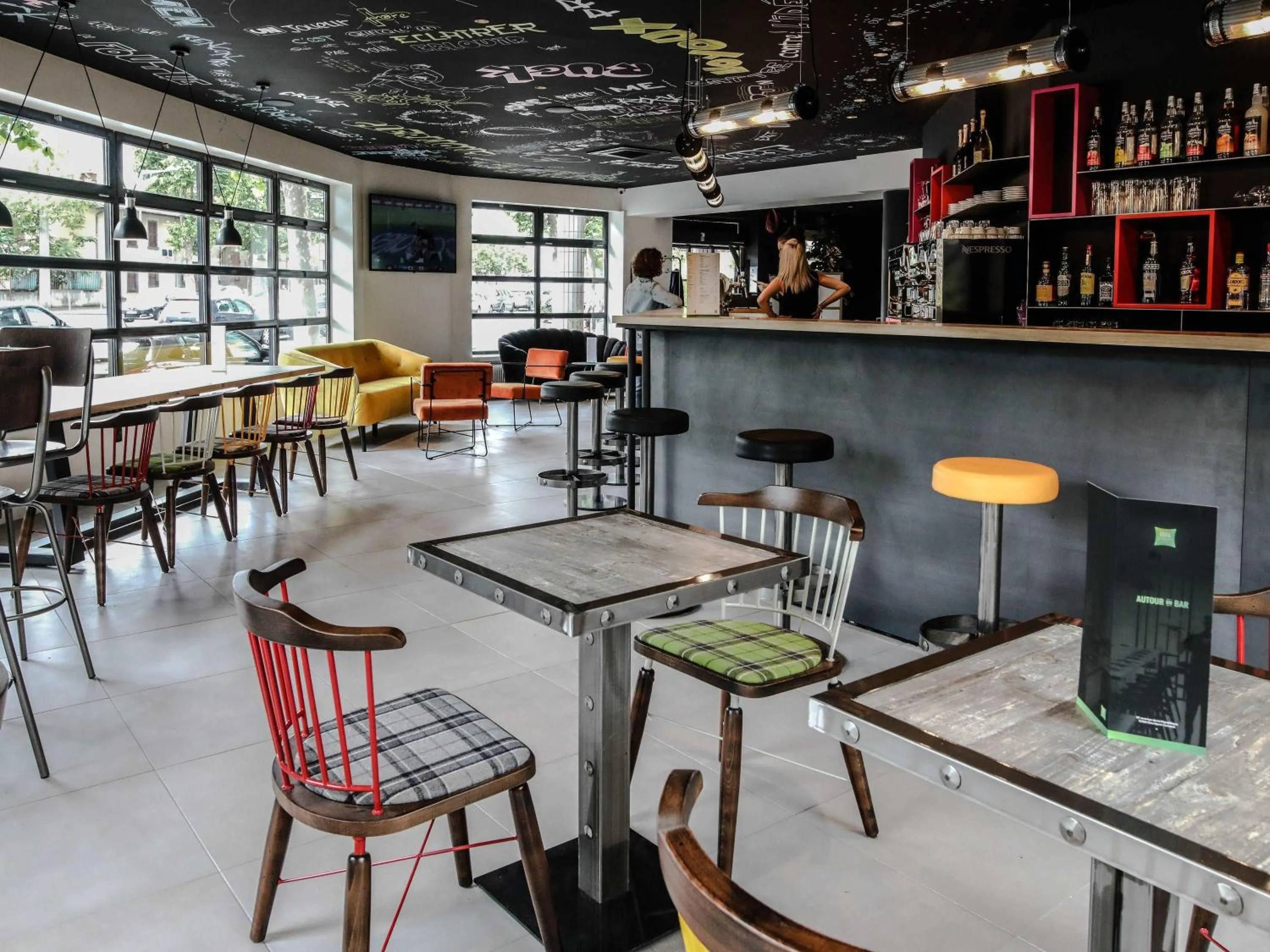 Lounge or bar in Ibis Styles Clermont-Ferrand République