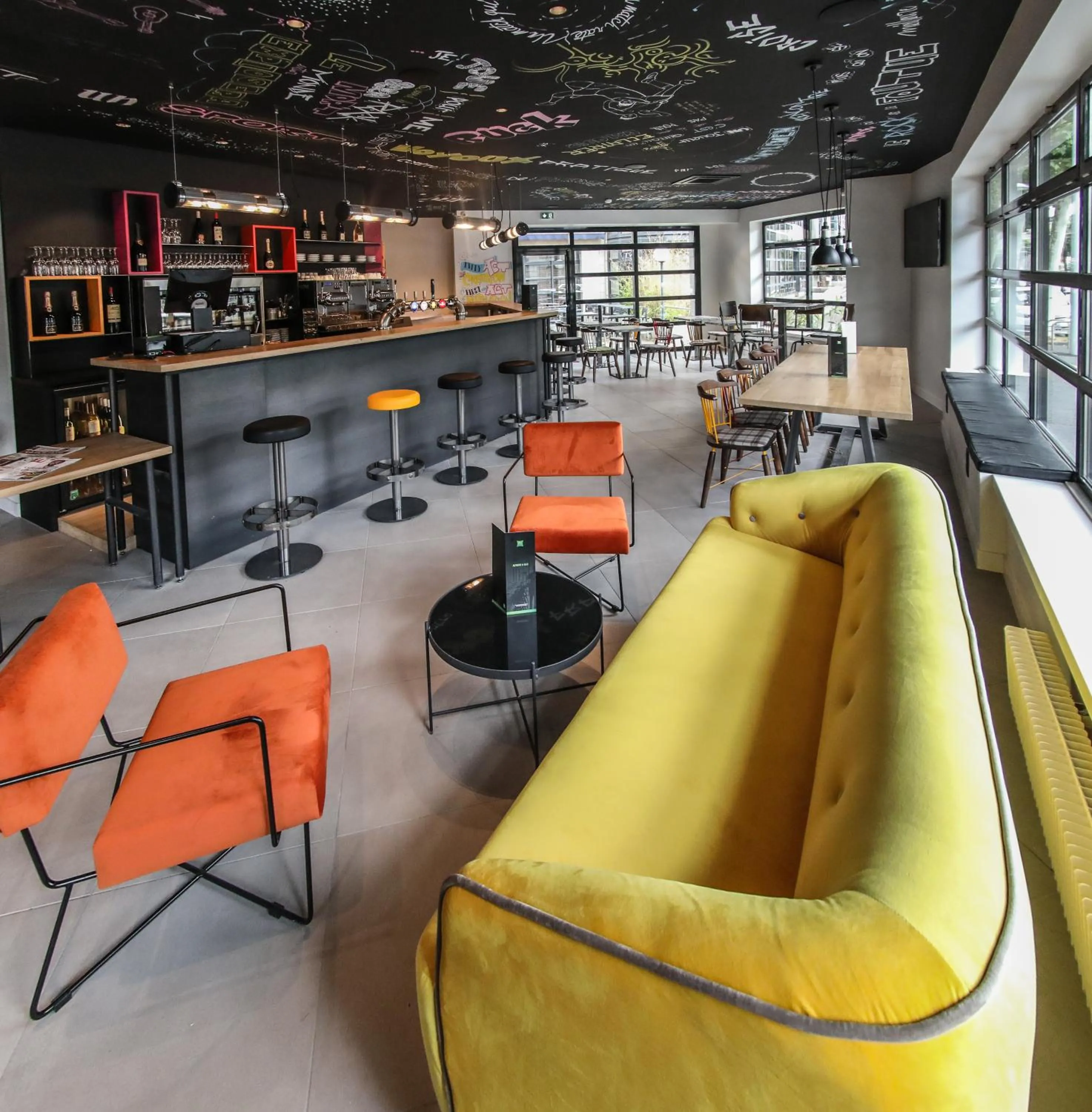 Lounge or bar in Ibis Styles Clermont-Ferrand République