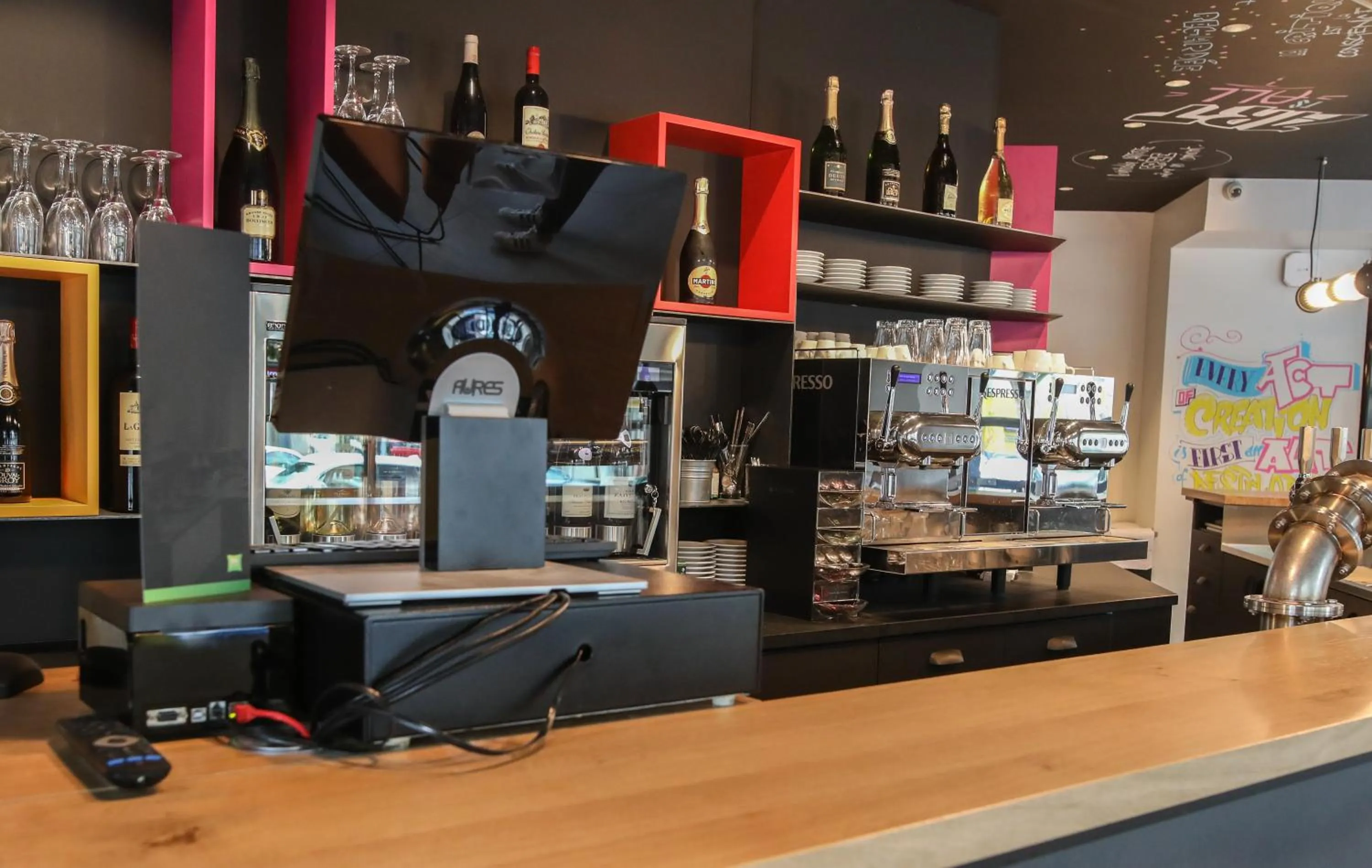 Lounge or bar in Ibis Styles Clermont-Ferrand République