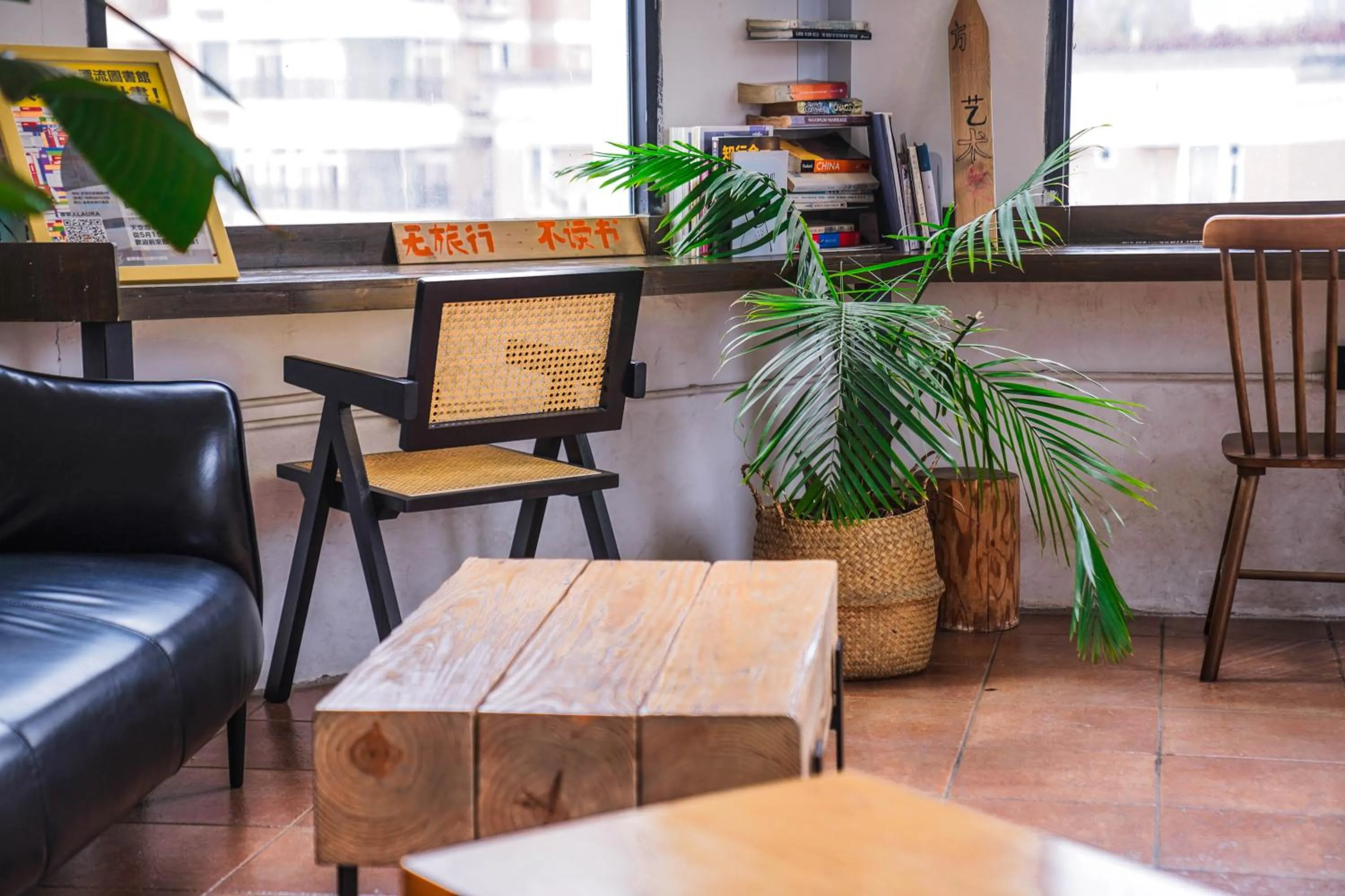 Lounge or bar in Chengdu Local Tea Hostel - Short Walk To Taikooli - Chill & Social Coffee Lounge - Metro downstairs - Free Activities - Friendly English Speaking Staff - Tibet, Panda, Buddha & Snow Mountain Tours