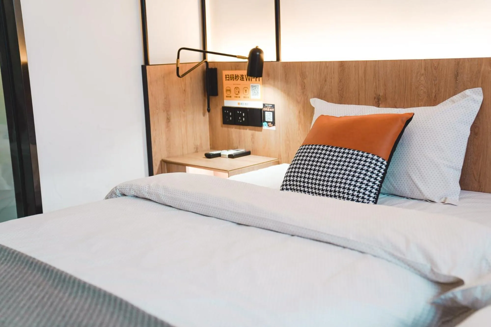 Bed in Chengdu Local Tea Hostel - Short Walk To Taikooli - Chill & Social Coffee Lounge - Metro downstairs - Free Activities - Friendly English Speaking Staff - Tibet, Panda, Buddha & Snow Mountain Tours