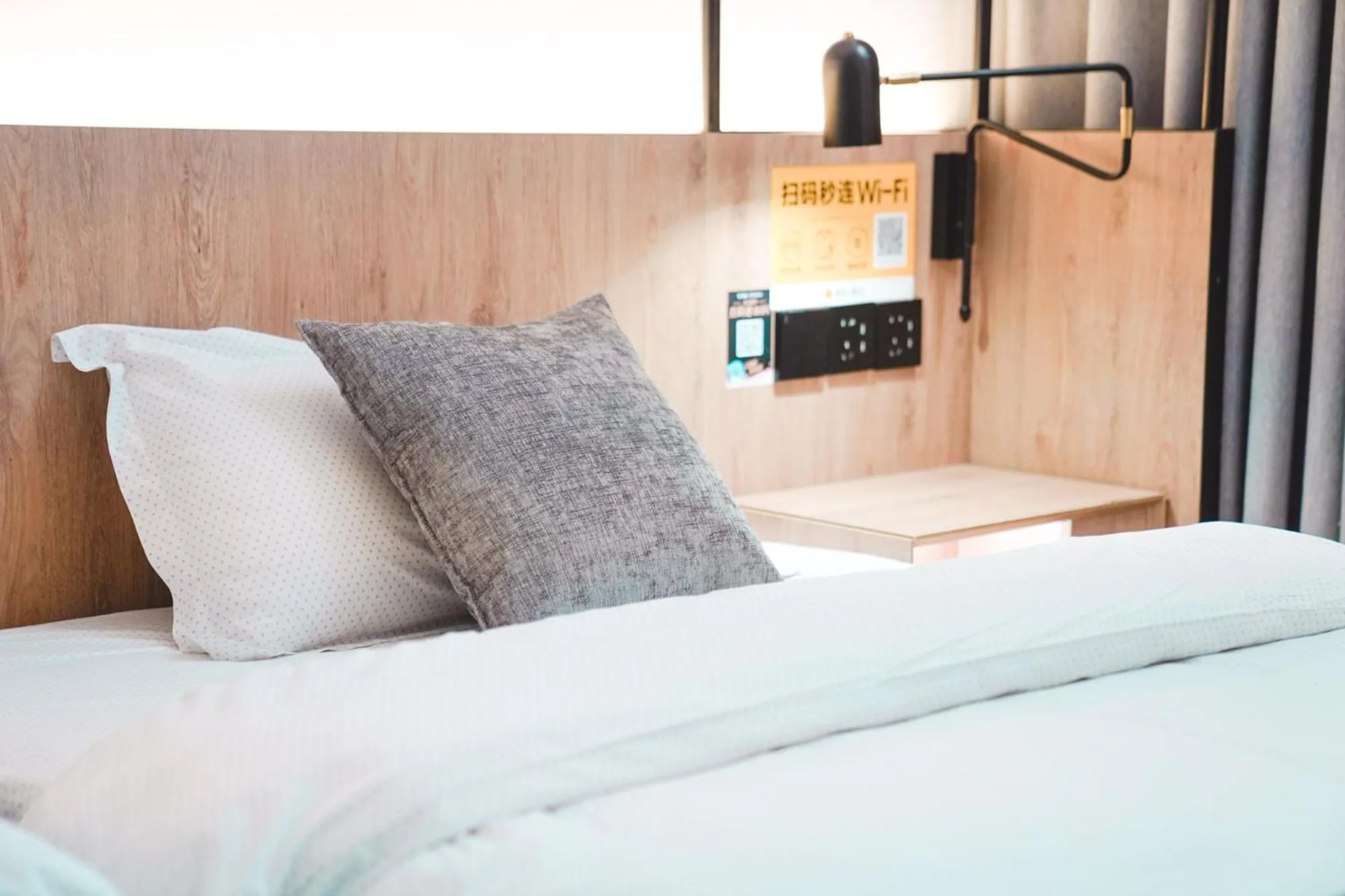 Bed in Chengdu Local Tea Hostel - Short Walk To Taikooli - Chill & Social Coffee Lounge - Metro downstairs - Free Activities - Friendly English Speaking Staff - Tibet, Panda, Buddha & Snow Mountain Tours