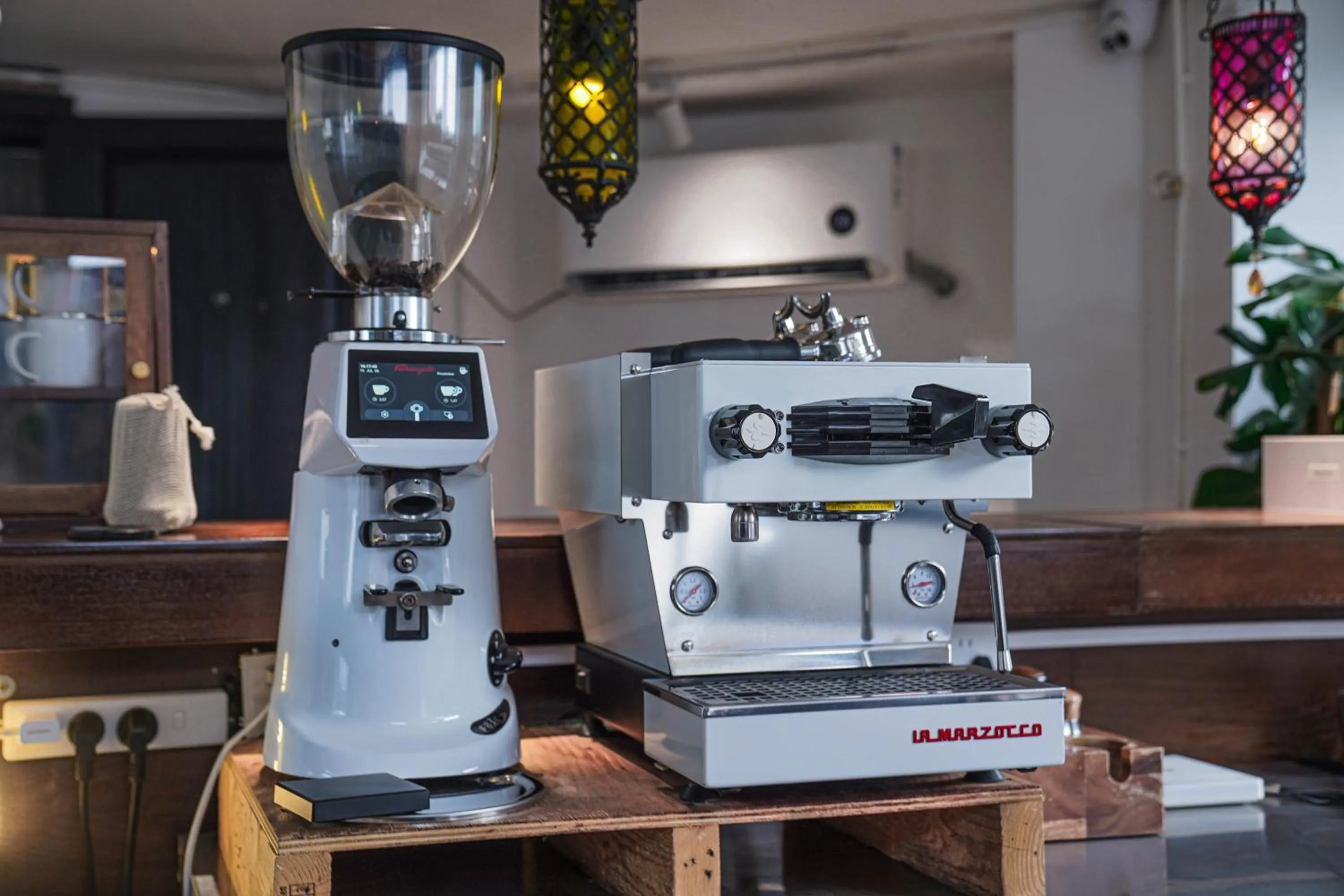 Coffee/tea facilities in Chengdu Local Tea Hostel - Short Walk To Taikooli - Chill & Social Coffee Lounge - Metro downstairs - Free Activities - Friendly English Speaking Staff - Tibet, Panda, Buddha & Snow Mountain Tours