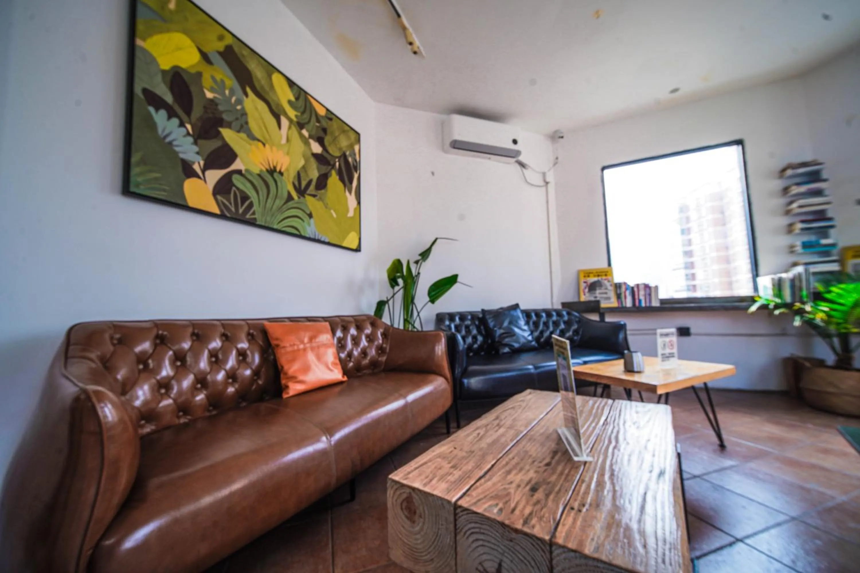 Coffee/tea facilities in Chengdu Local Tea Hostel - Short Walk To Taikooli - Chill & Social Coffee Lounge - Metro downstairs - Free Activities - Friendly English Speaking Staff - Tibet, Panda, Buddha & Snow Mountain Tours