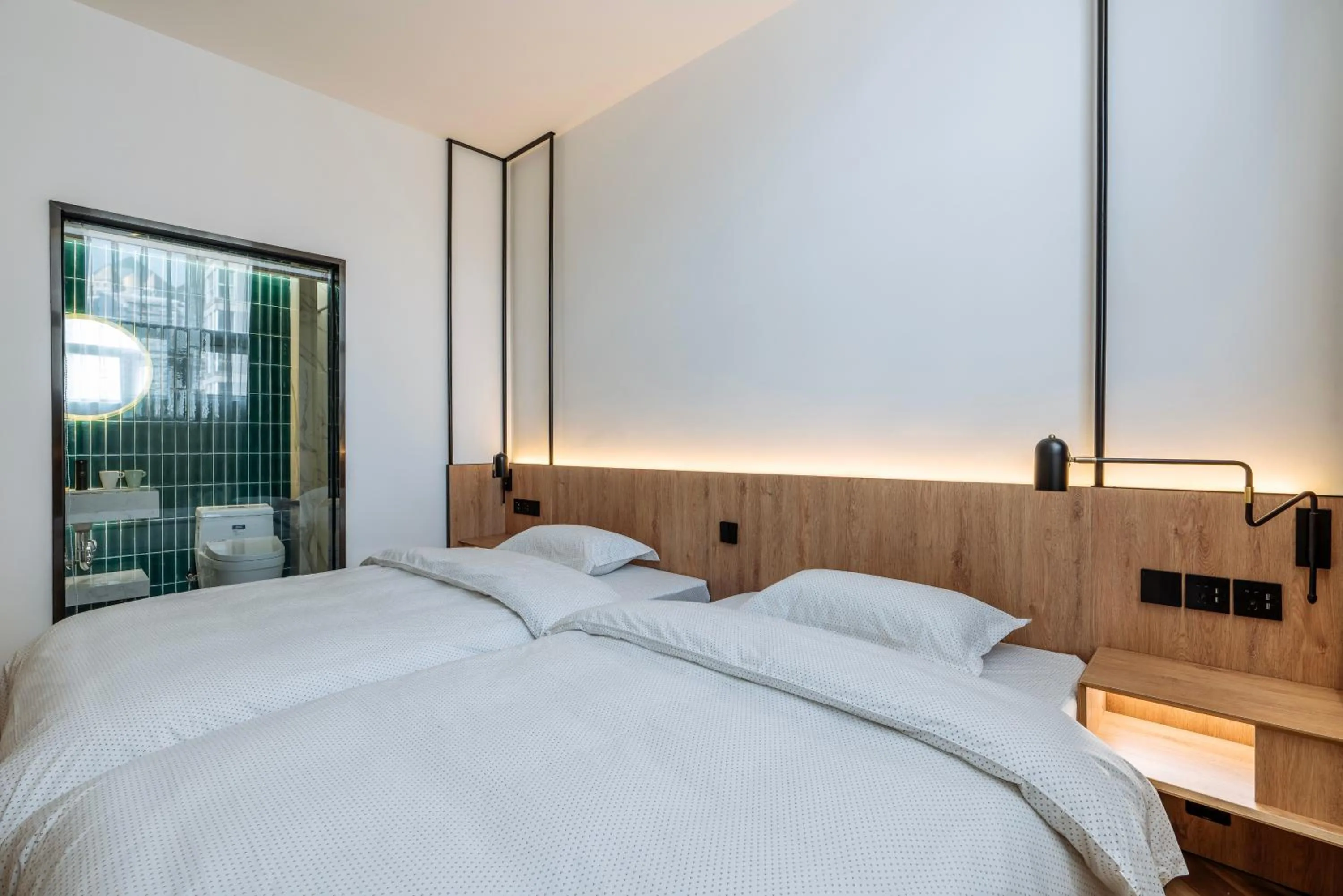 Bed in Chengdu Local Tea Hostel - Short Walk To Taikooli - Chill & Social Coffee Lounge - Metro downstairs - Free Activities - Friendly English Speaking Staff - Tibet, Panda, Buddha & Snow Mountain Tours