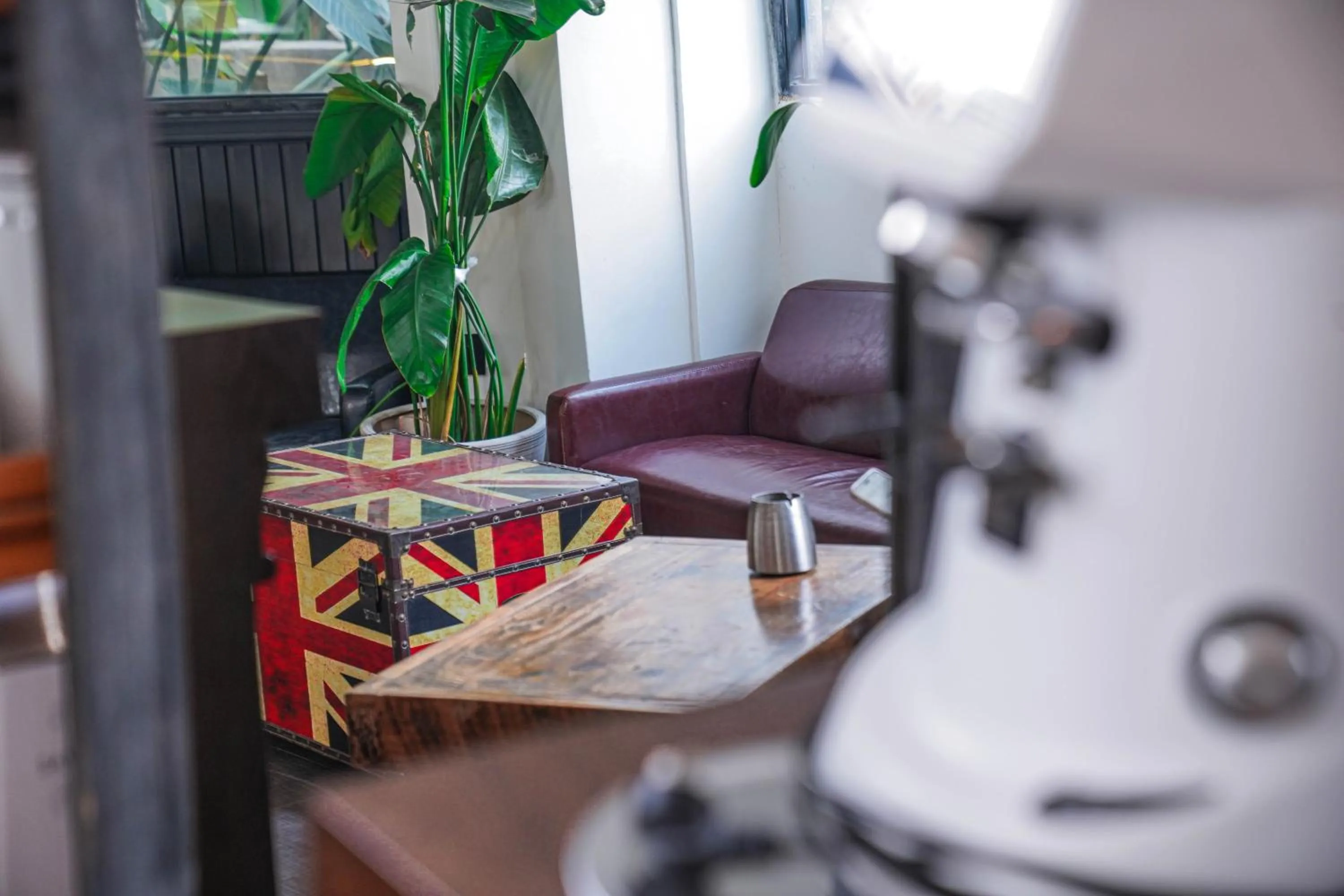 Coffee/tea facilities in Chengdu Local Tea Hostel - Short Walk To Taikooli - Chill & Social Coffee Lounge - Metro downstairs - Free Activities - Friendly English Speaking Staff - Tibet, Panda, Buddha & Snow Mountain Tours