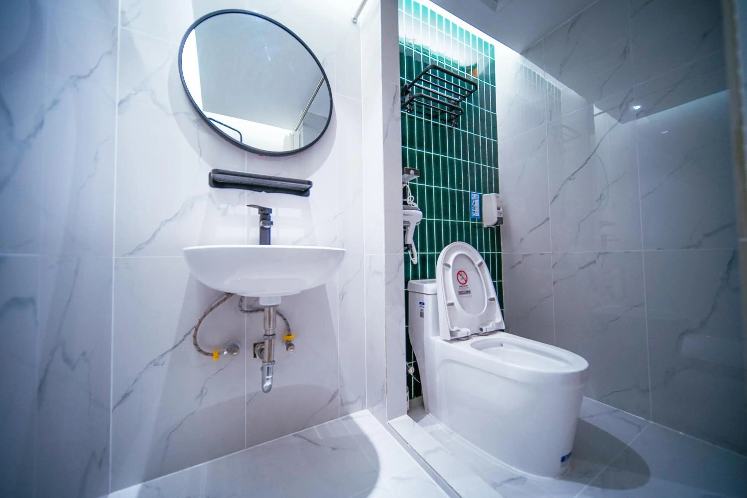 Bathroom in Chengdu Local Tea Hostel - Short Walk To Taikooli - Chill & Social Coffee Lounge - Metro downstairs - Free Activities - Friendly English Speaking Staff - Tibet, Panda, Buddha & Snow Mountain Tours