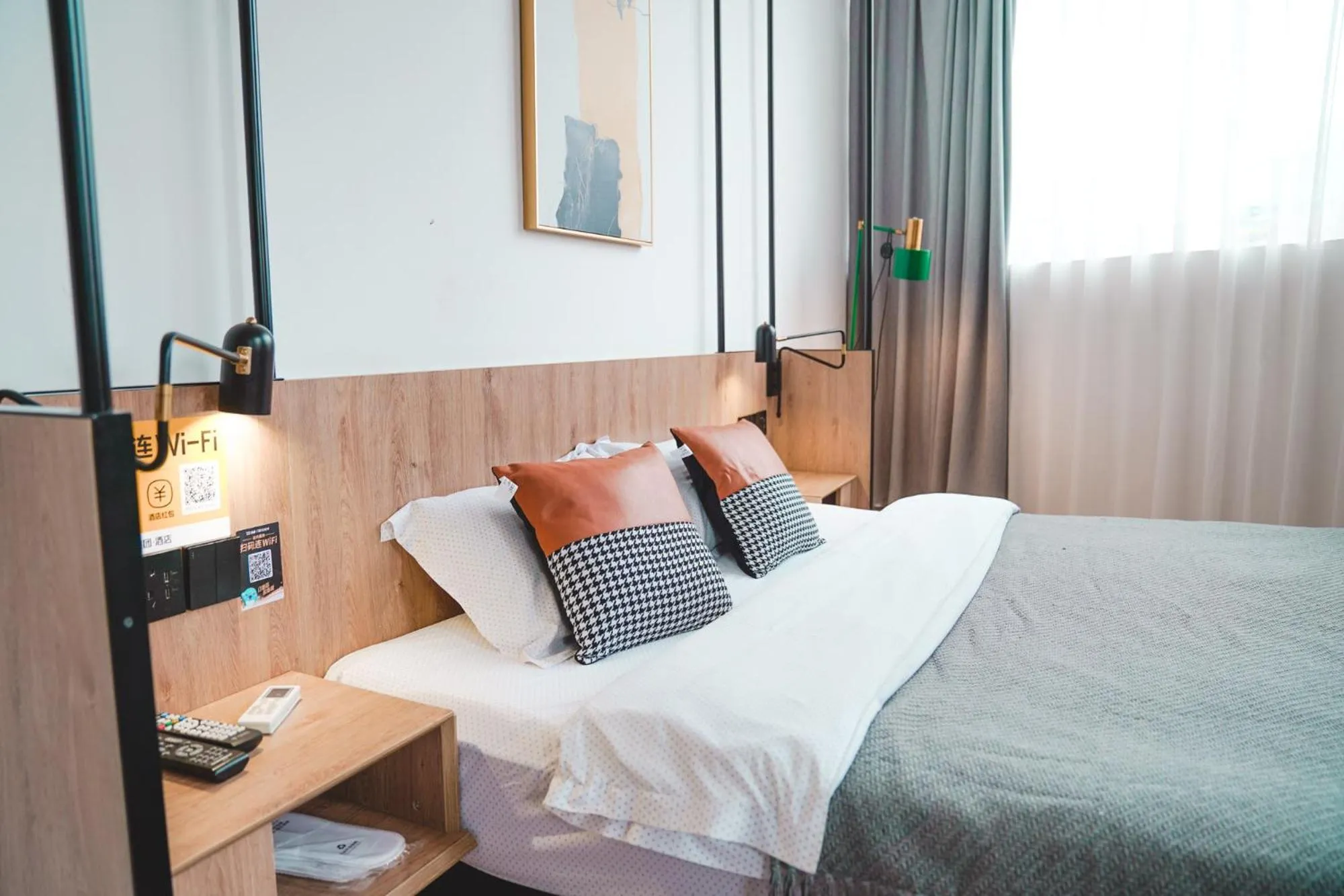 Bed in Chengdu Local Tea Hostel - Short Walk To Taikooli - Chill & Social Coffee Lounge - Metro downstairs - Free Activities - Friendly English Speaking Staff - Tibet, Panda, Buddha & Snow Mountain Tours