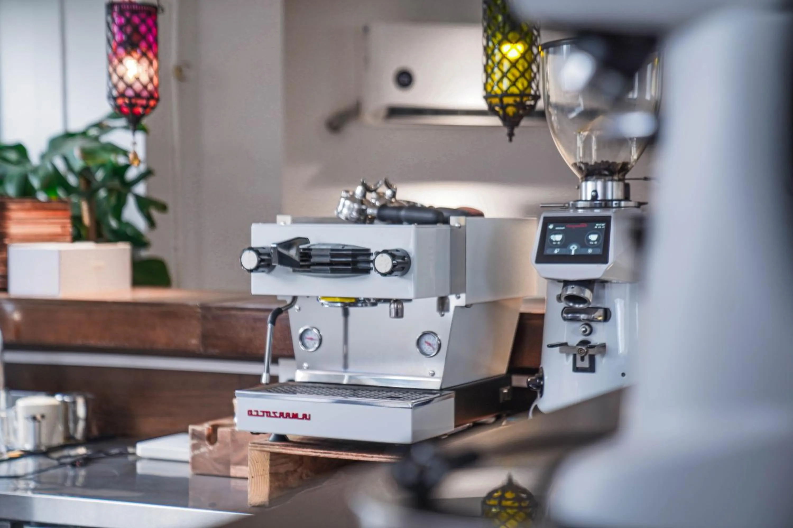 Coffee/tea facilities in Chengdu Local Tea Hostel - Short Walk To Taikooli - Chill & Social Coffee Lounge - Metro downstairs - Free Activities - Friendly English Speaking Staff - Tibet, Panda, Buddha & Snow Mountain Tours