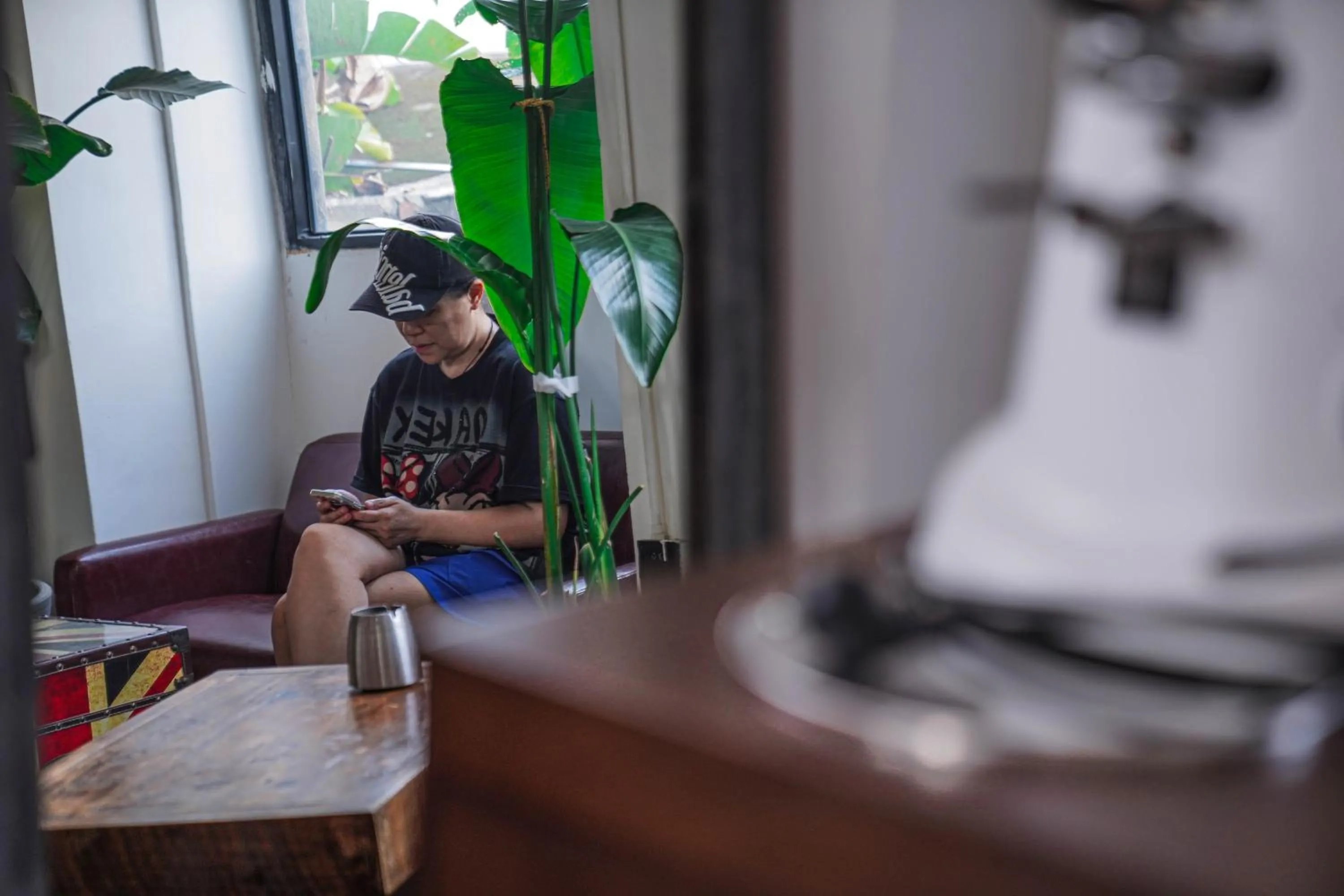 Coffee/tea facilities in Chengdu Local Tea Hostel - Short Walk To Taikooli - Chill & Social Coffee Lounge - Metro downstairs - Free Activities - Friendly English Speaking Staff - Tibet, Panda, Buddha & Snow Mountain Tours