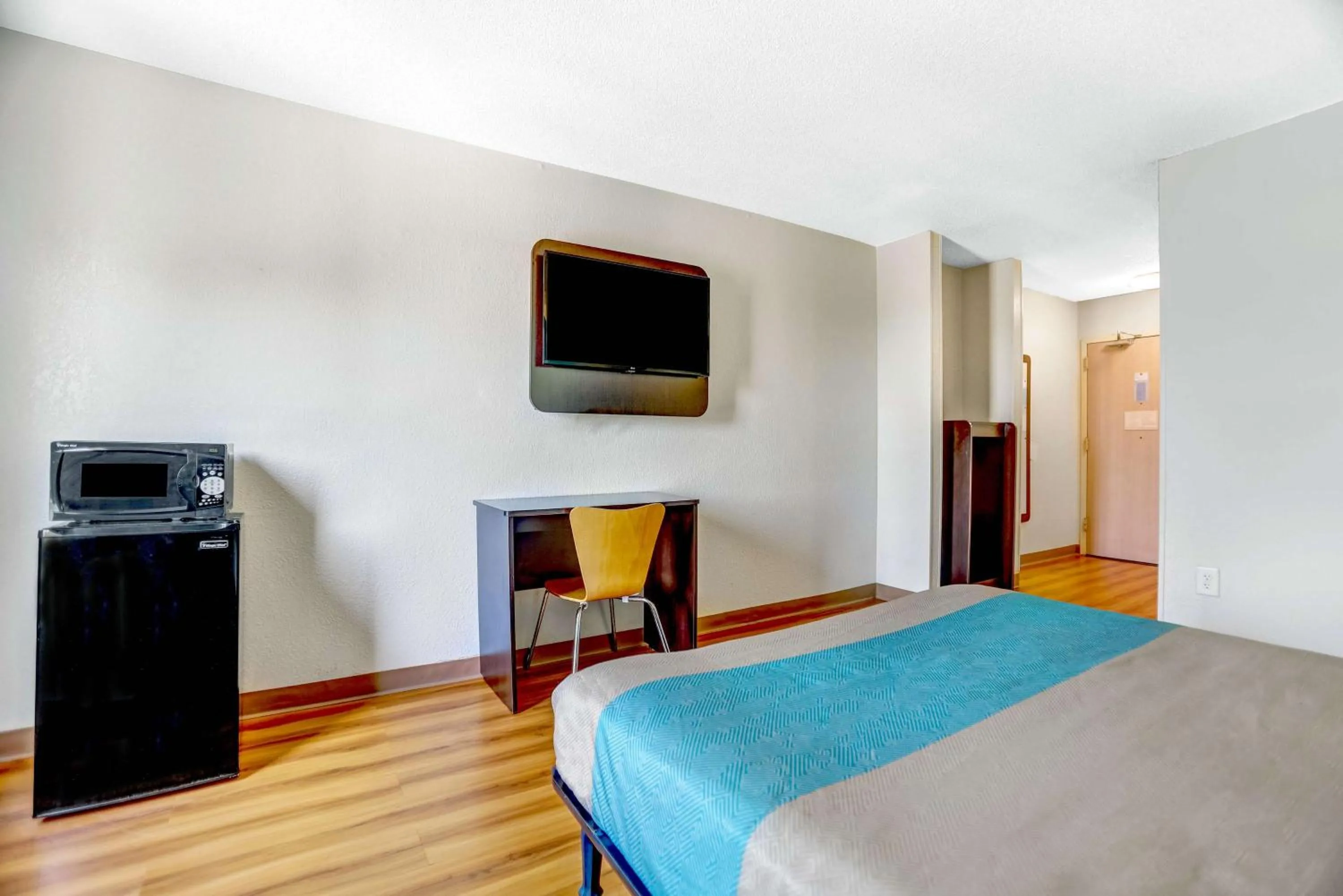 Photo of the whole room, Bed in Motel 6-Raleigh, NC - North