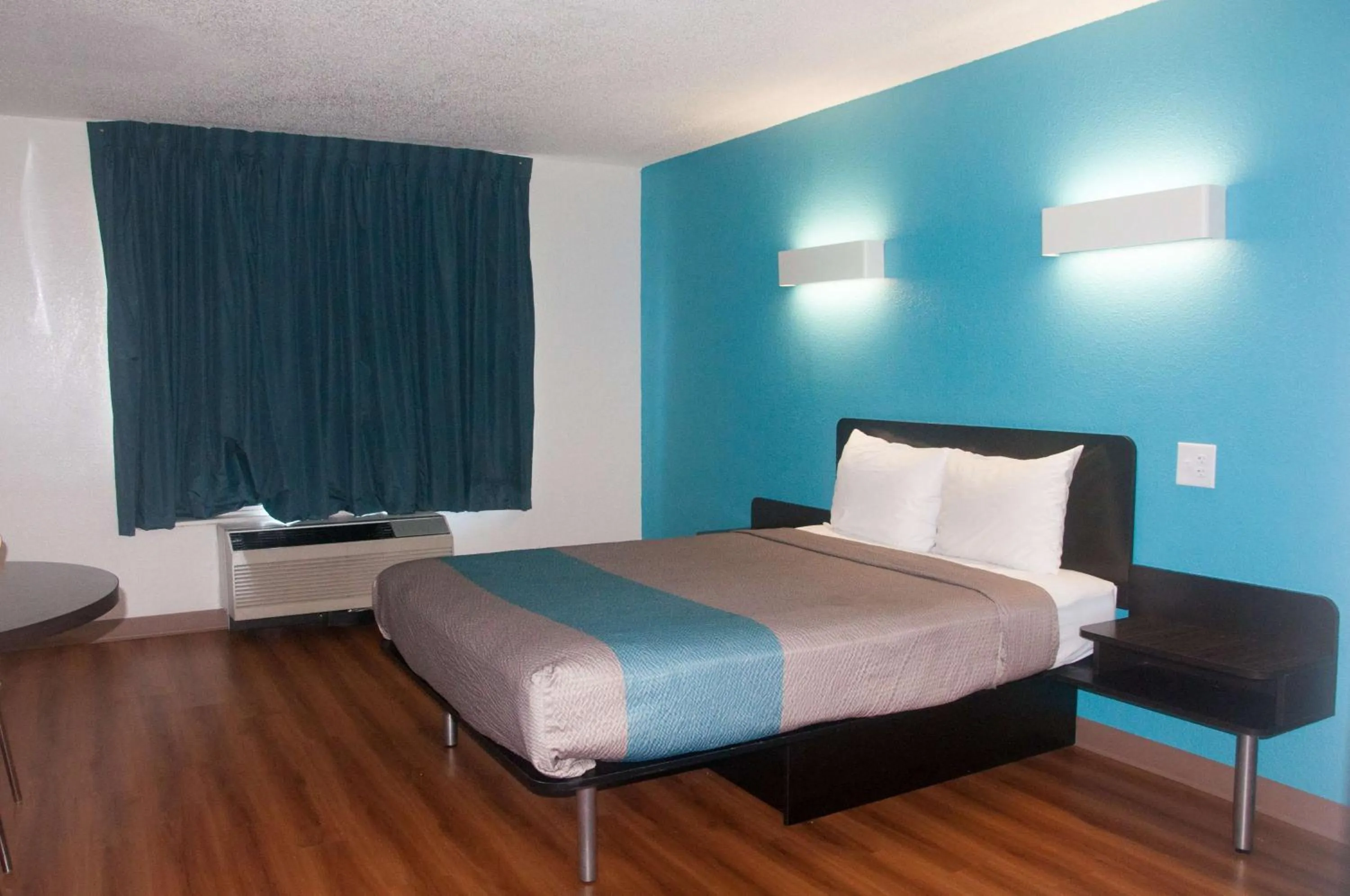 Photo of the whole room, Bed in Motel 6-Raleigh, NC - North
