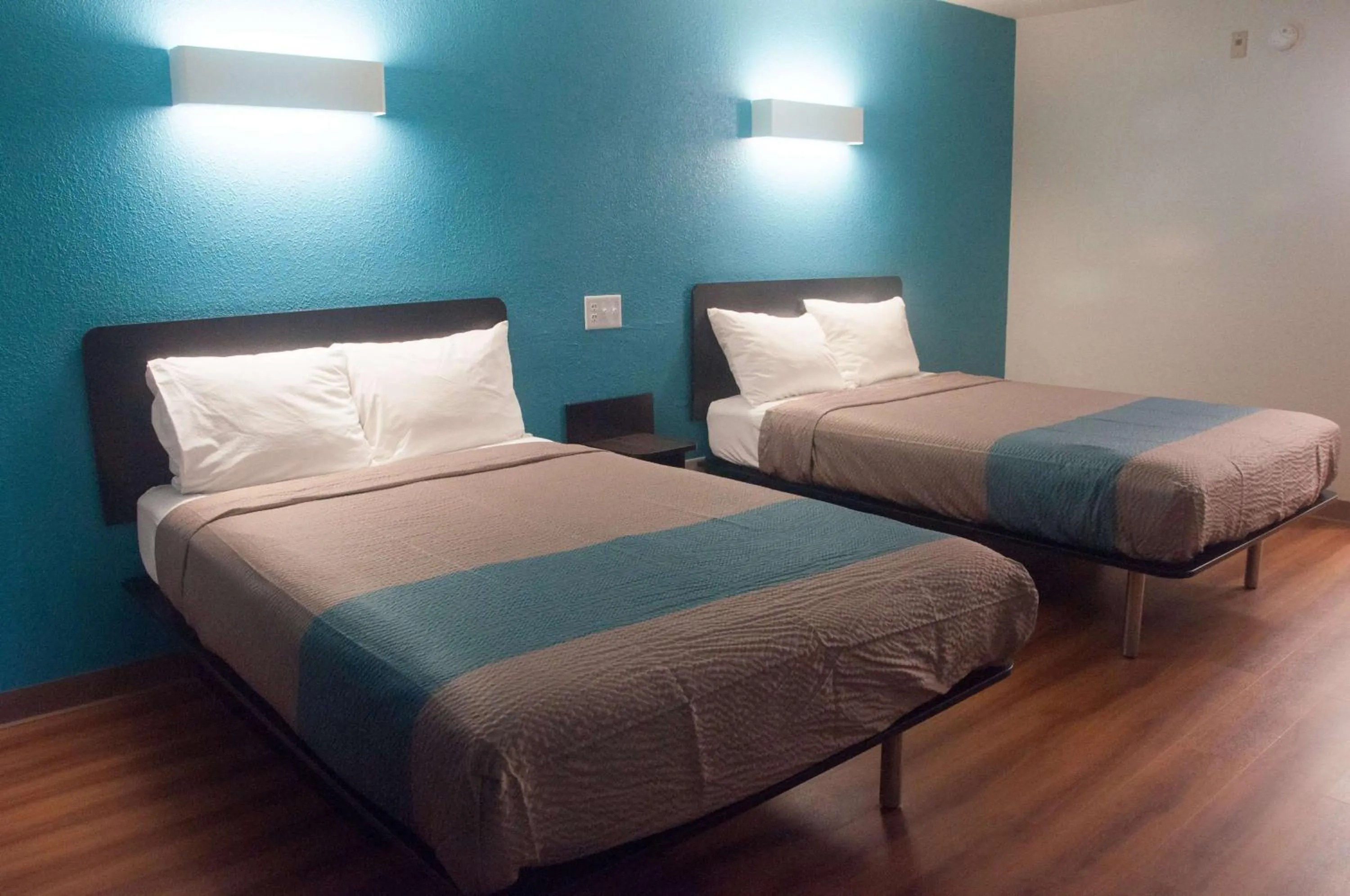 Photo of the whole room, Bed in Motel 6-Raleigh, NC - North