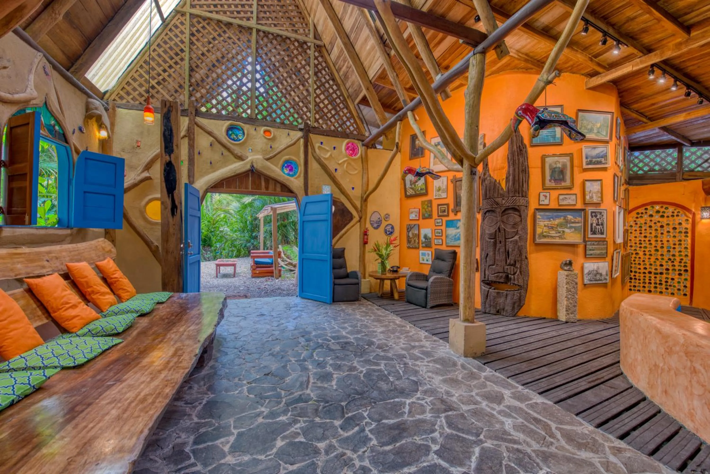 Living room in Tree House Beachfront Lodge