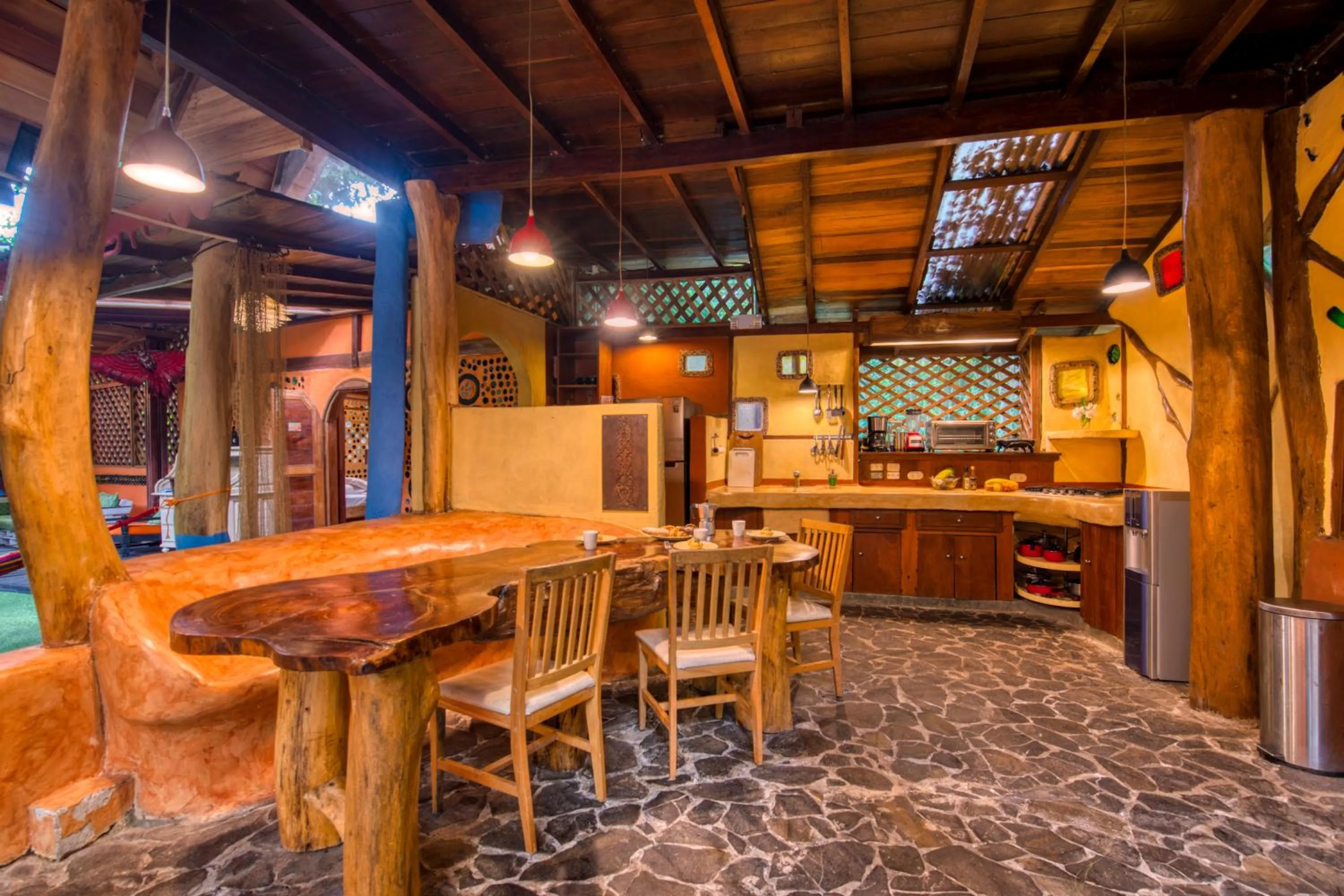 Kitchen or kitchenette in Tree House Beachfront Lodge