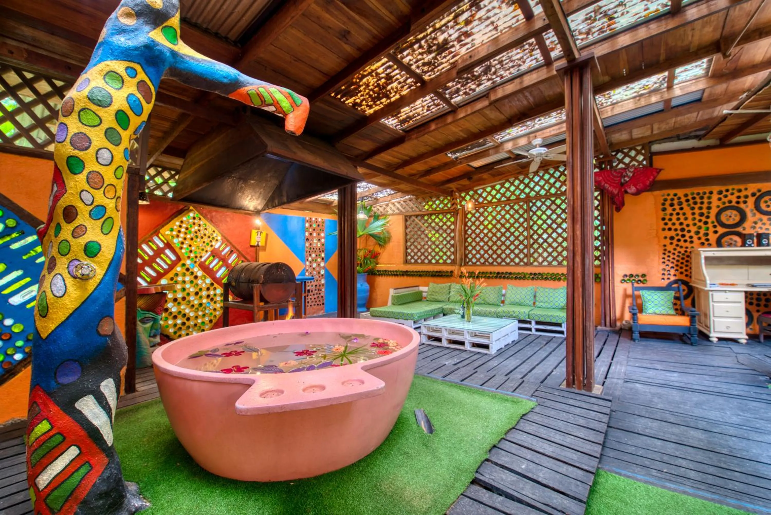 Hot Tub in Tree House Beachfront Lodge