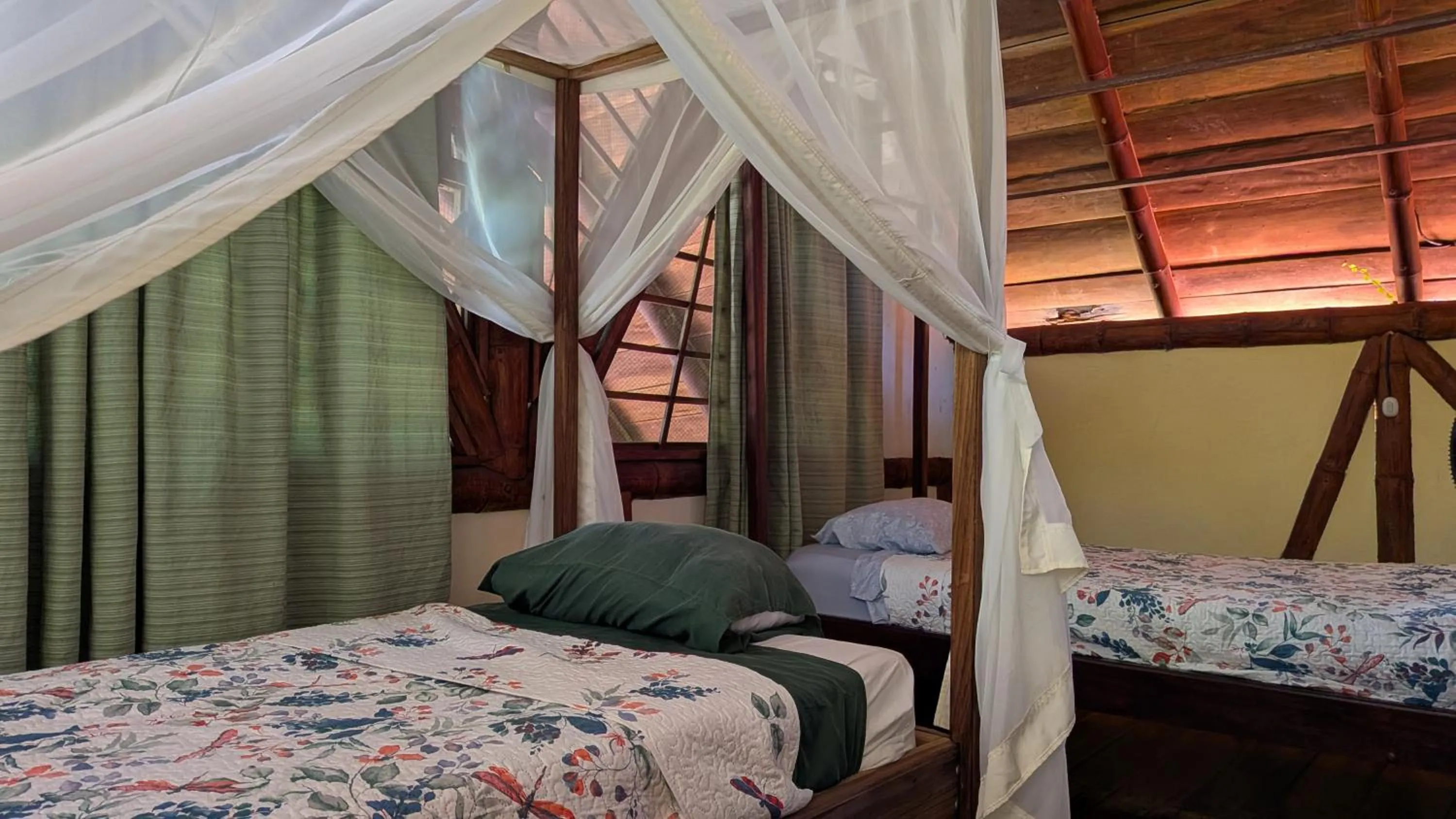 Bedroom, Bed in Tree House Beachfront Lodge