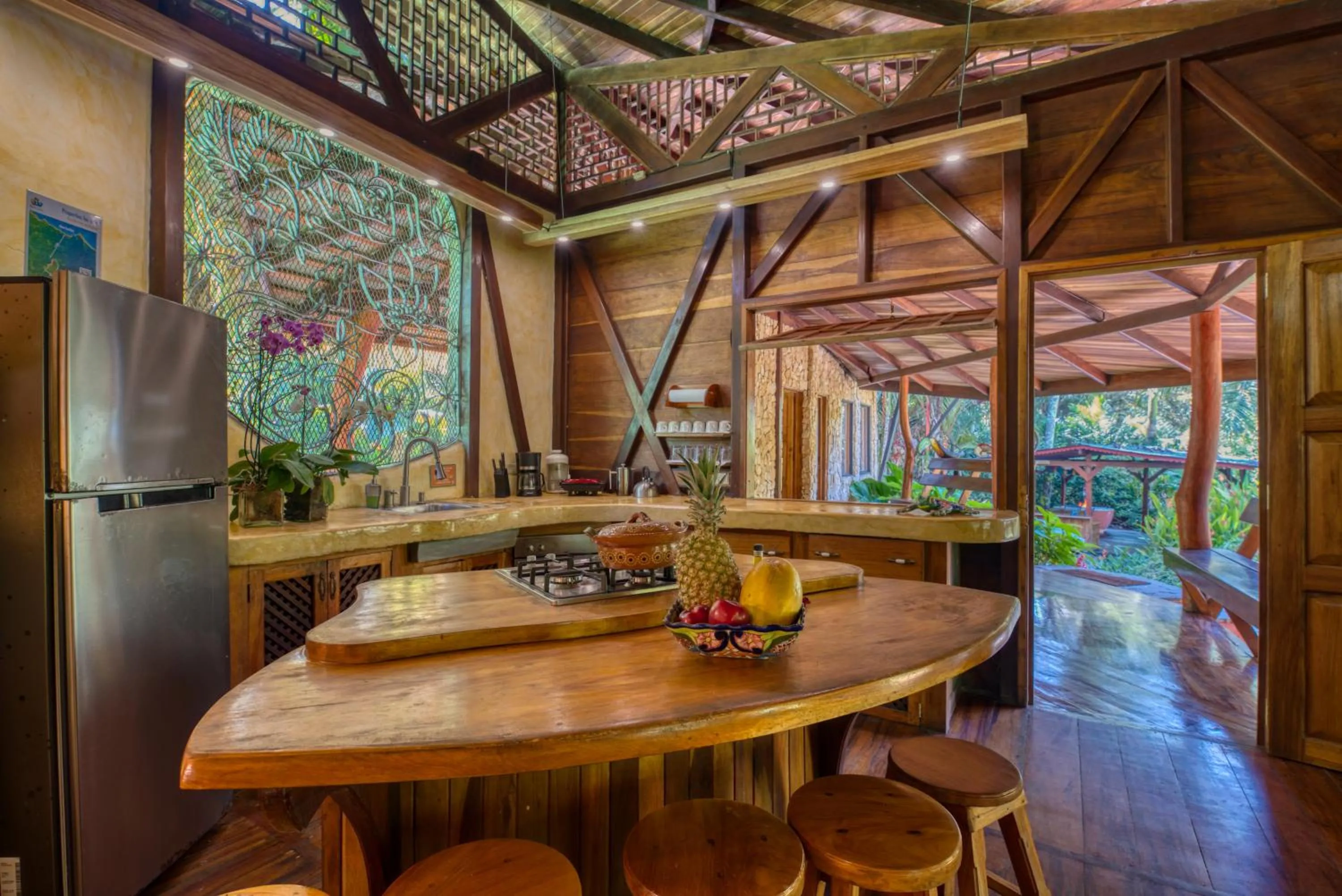Kitchen or kitchenette in Tree House Beachfront Lodge