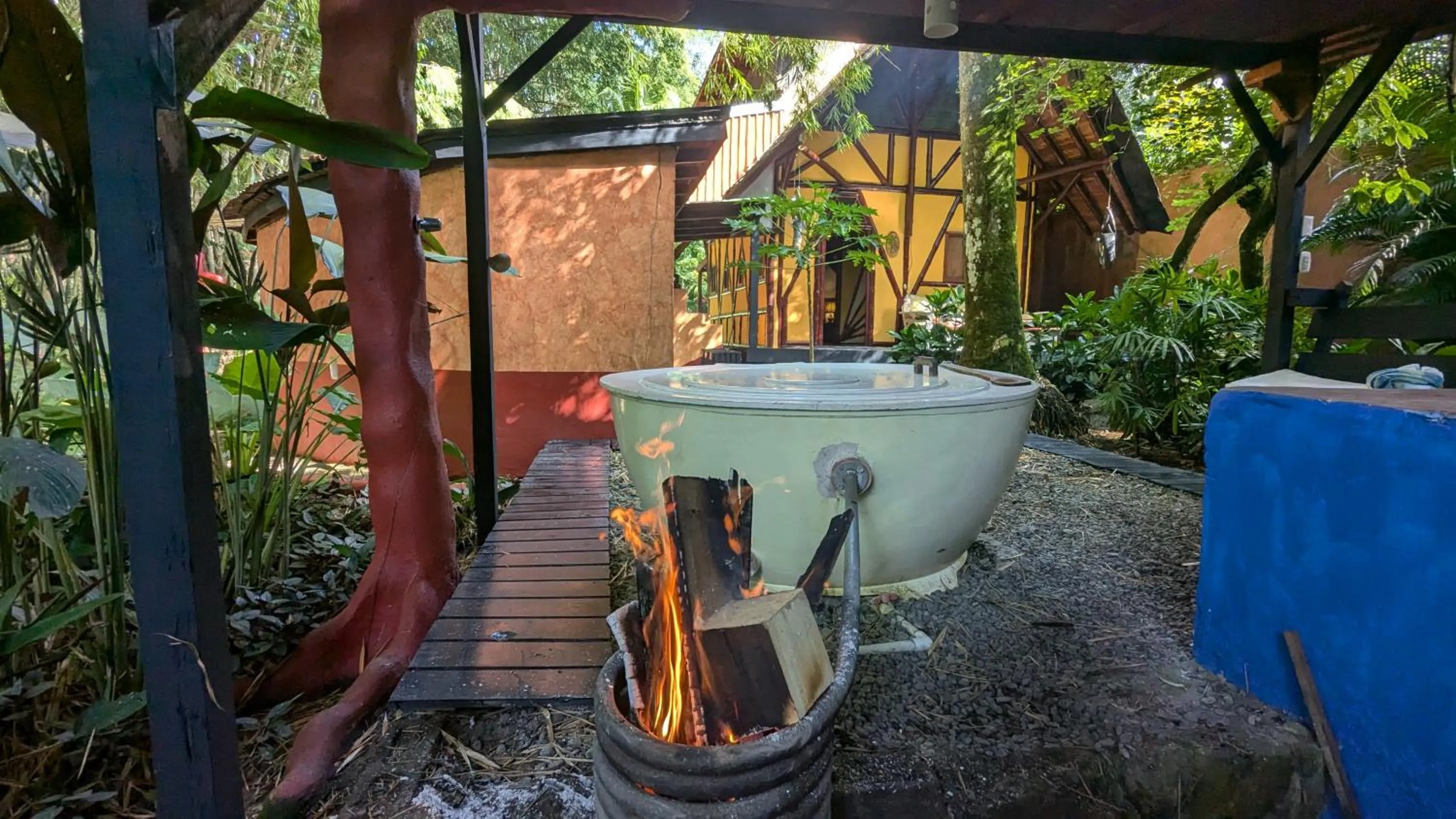 Bath in Tree House Beachfront Lodge