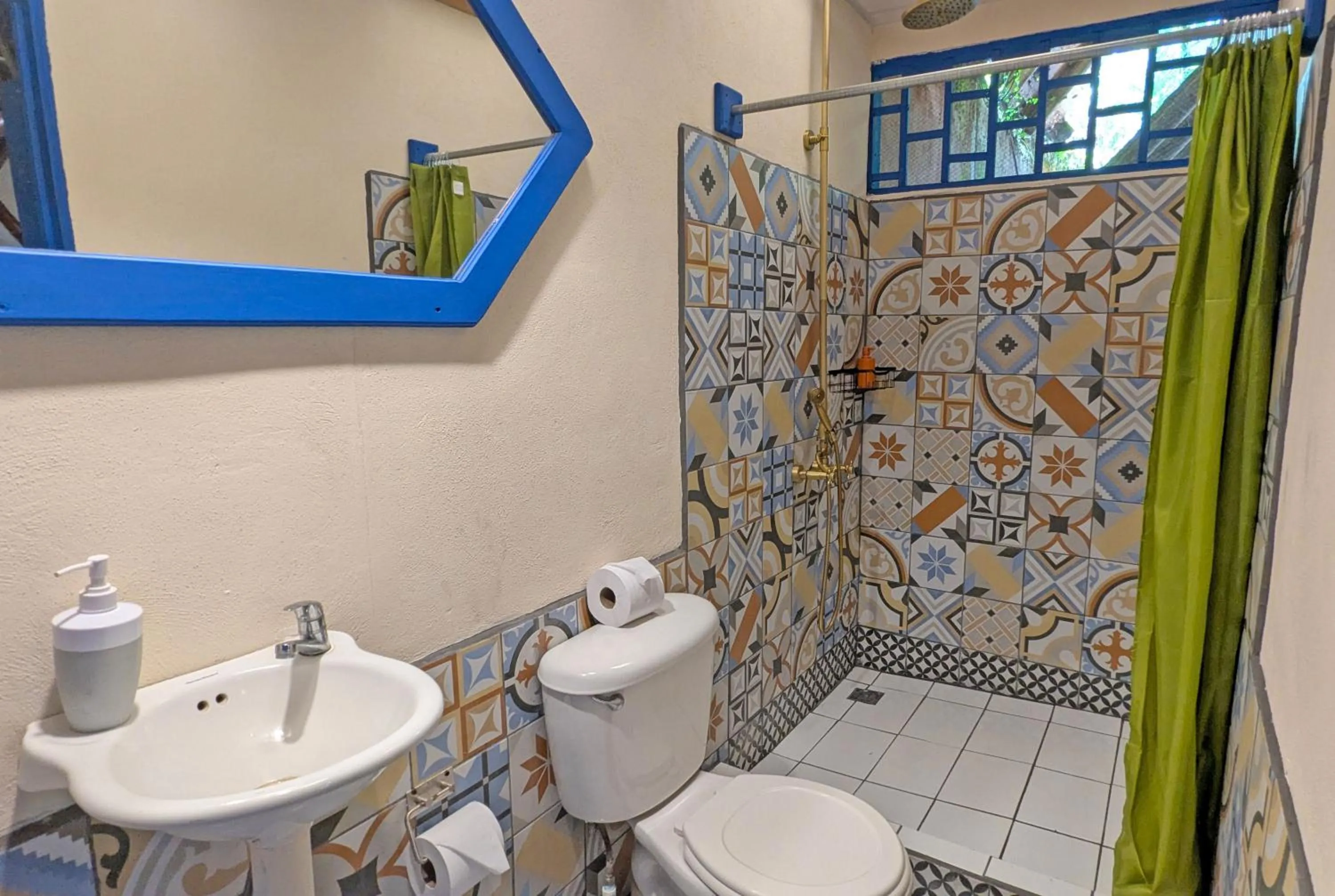 Bathroom in Tree House Beachfront Lodge