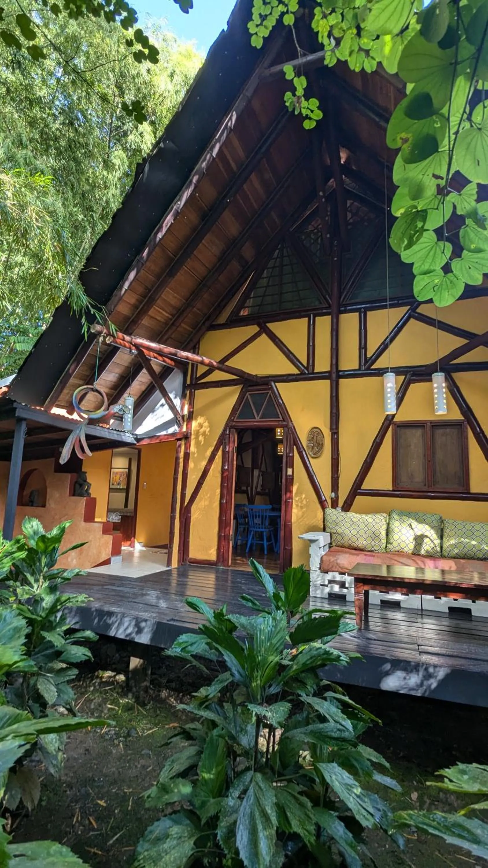 Facade/entrance in Tree House Beachfront Lodge