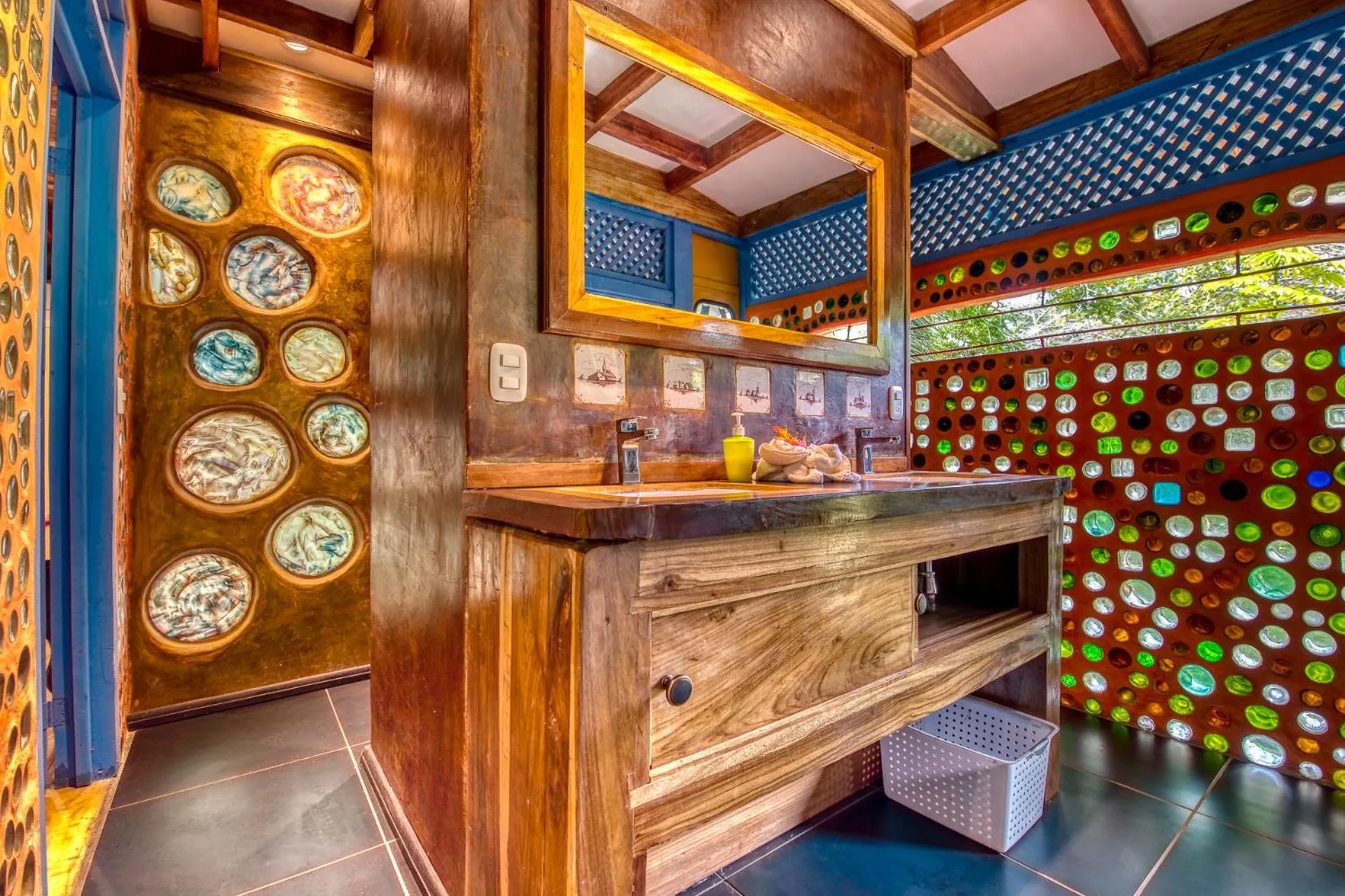 Kitchen or kitchenette in Tree House Beachfront Lodge