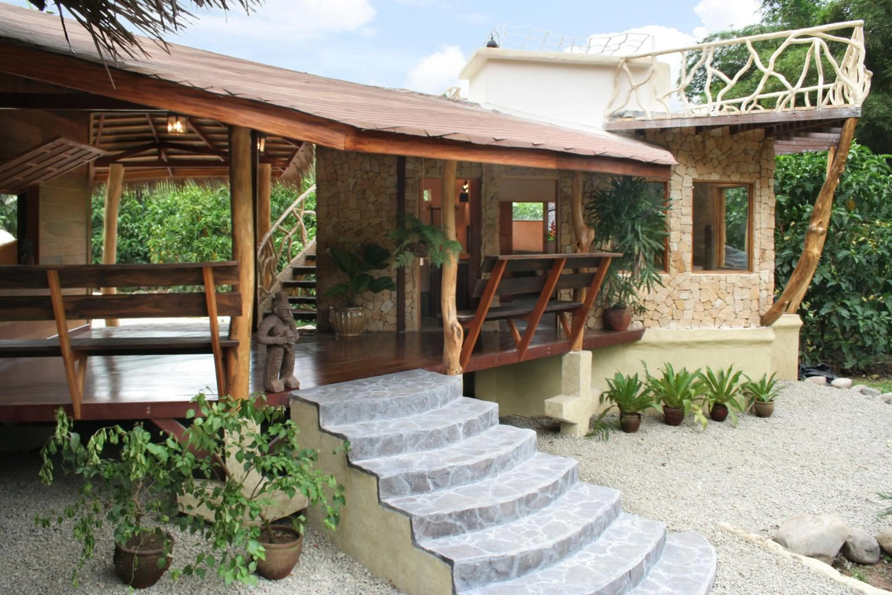 Facade/entrance in Tree House Beachfront Lodge